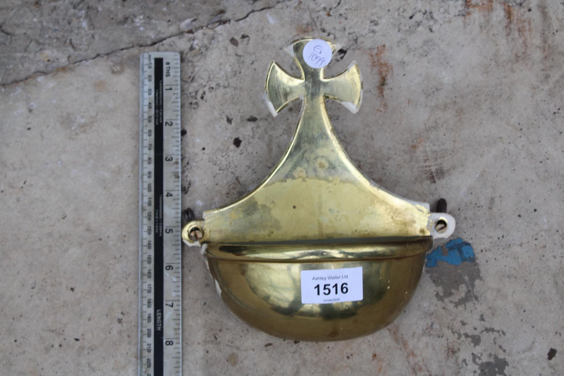 A VINTAGE BRASS WALL MOUNTED HOLY WATER CARRIER - Image 2 of 3