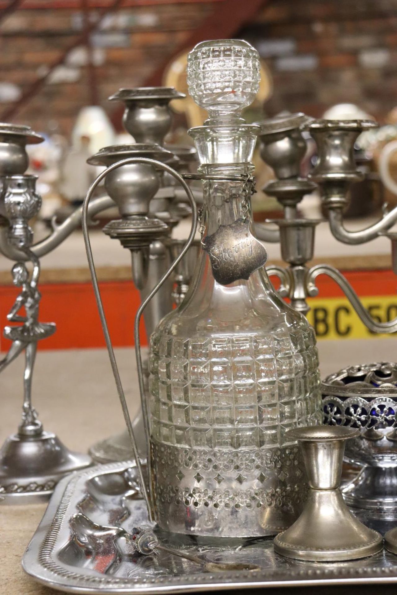 A QUANTITY OF SILVERPLATE TO INCLUDE CANDLEABRA'S, TRAY, TANKARDS, CANDLESTICKS, ETC., - Bild 3 aus 6