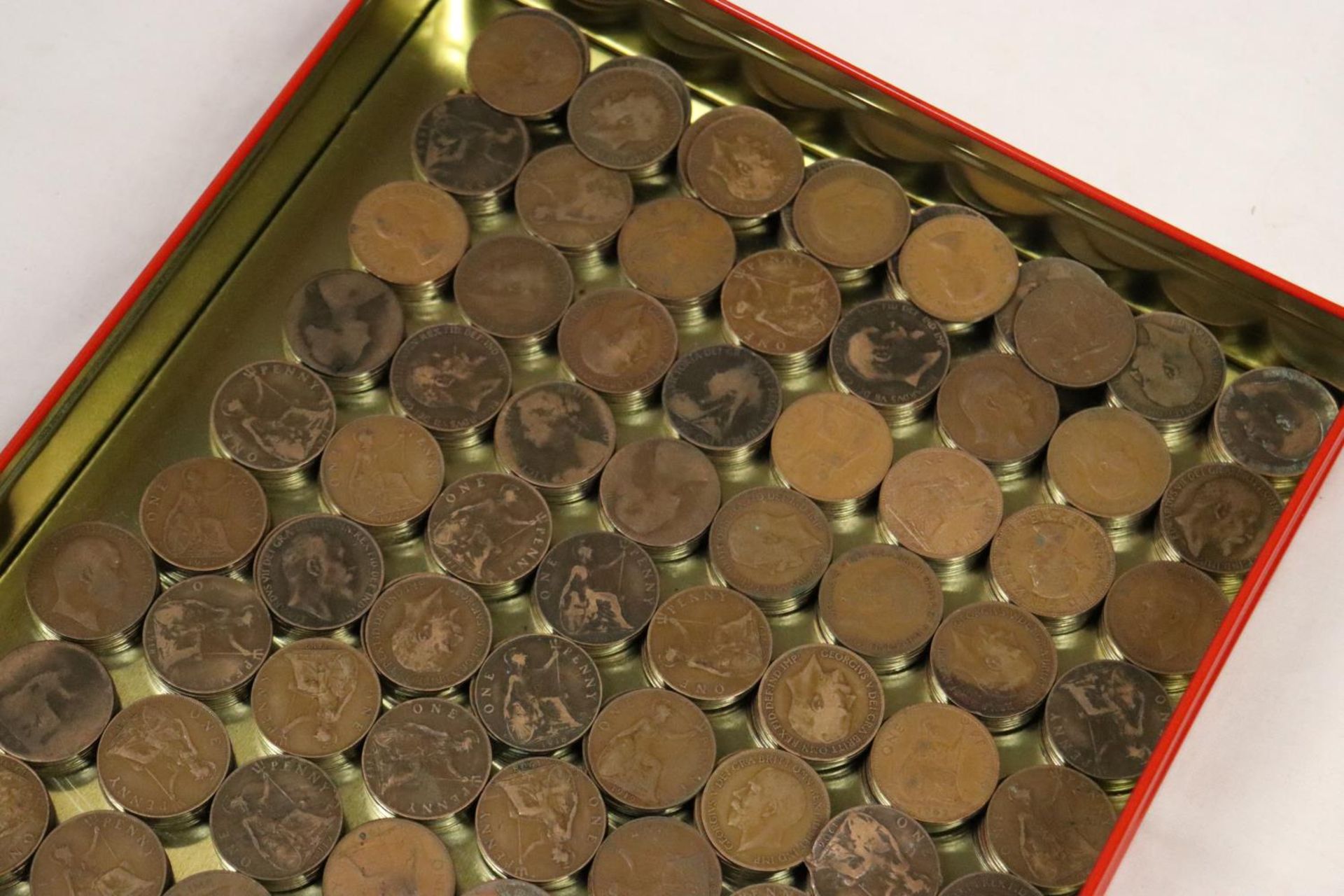 APPROXIMATELY 530 PRE-DECIMAL BRITISH ONE PENNY COINS DATING FROM 1861 TO THE 1960'S - Image 4 of 5