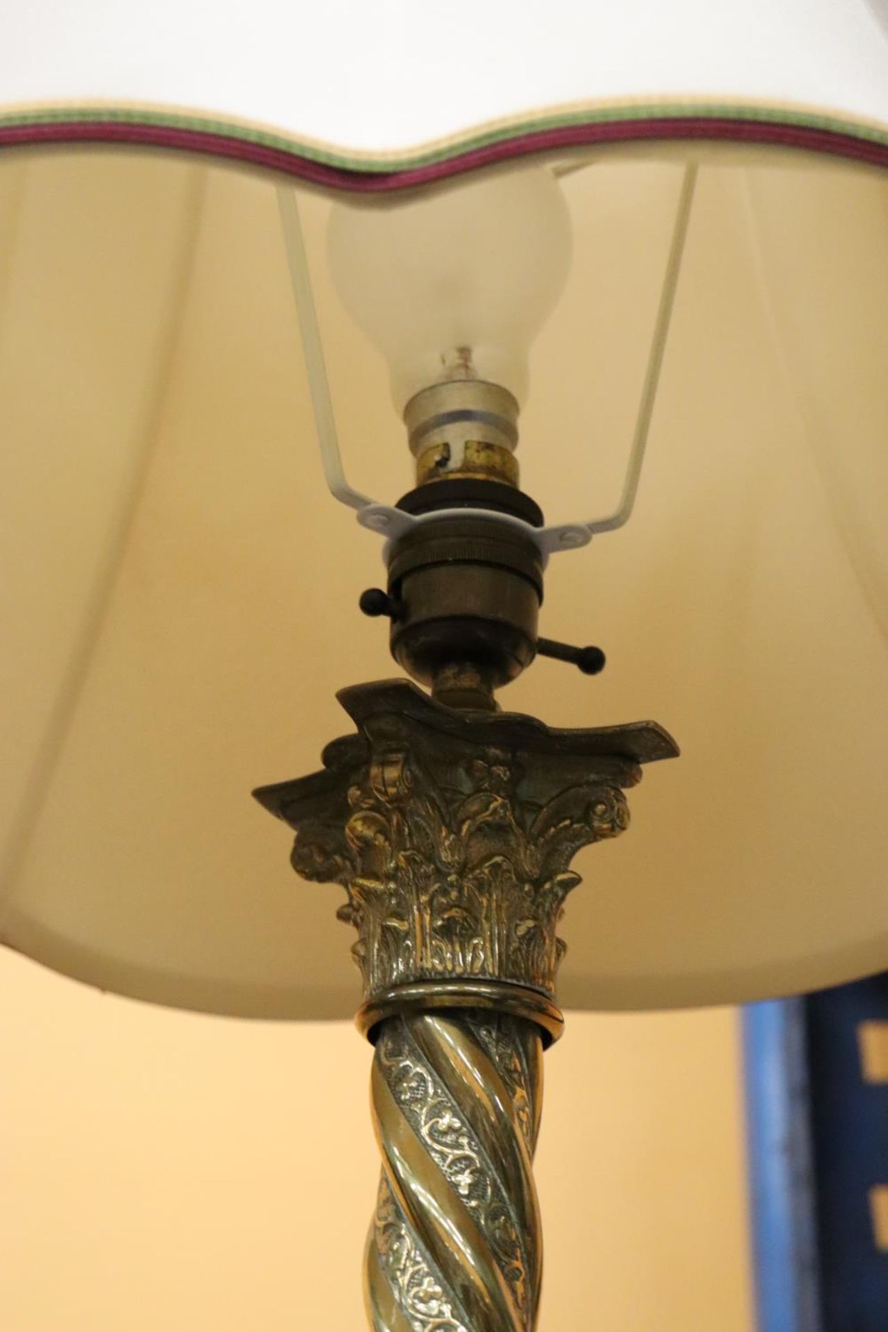 A VINTAGE BRASS TABLE LAMP WITH TWISTED COLUMN BASE AND SHADE, HEIGHT TO TOP OF BASE, 36CM - Bild 5 aus 5