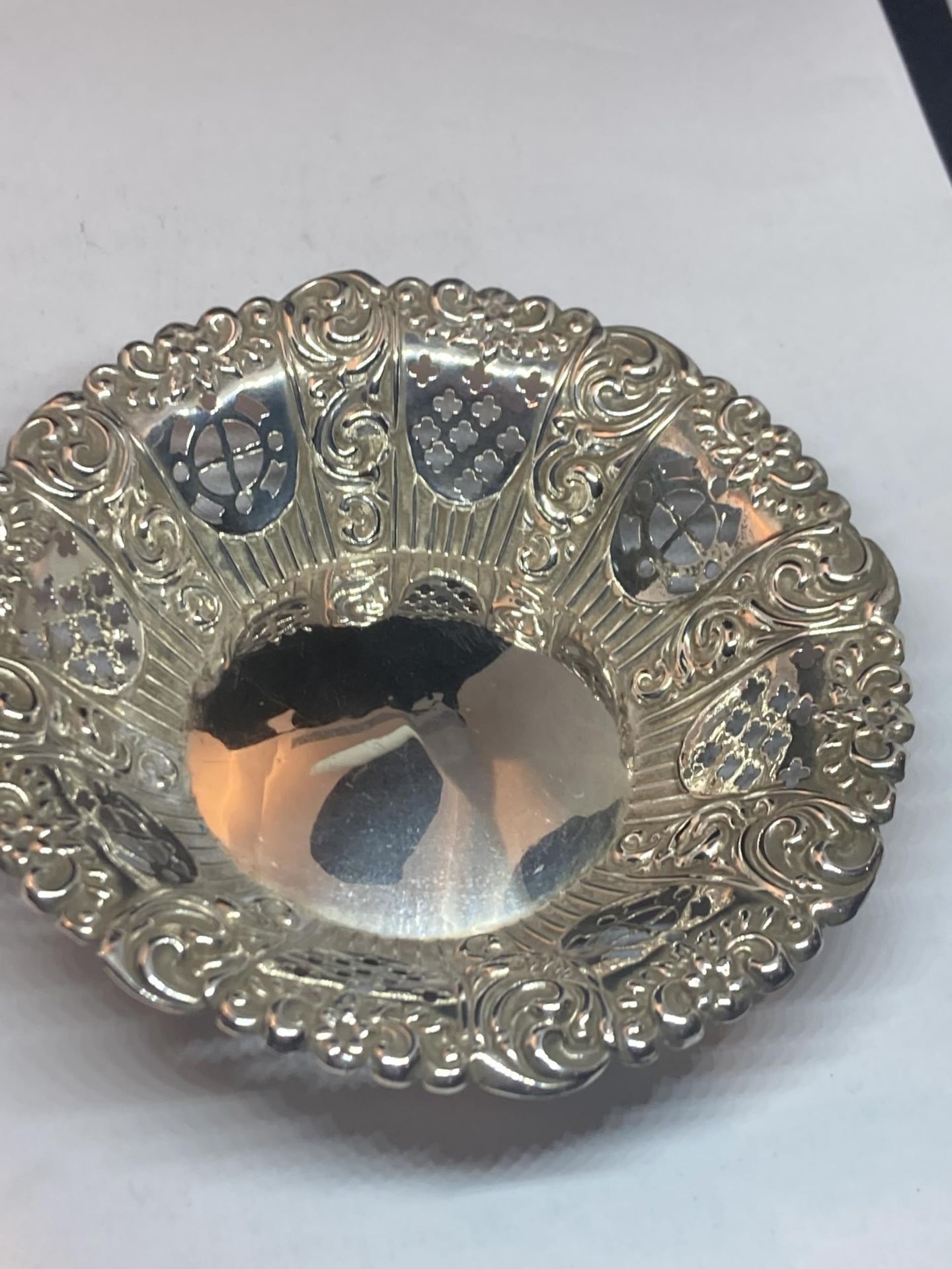 A HALLMARKED BIRMINGHAM SILVER PIERCED CIRCULAR DISH - Image 2 of 4