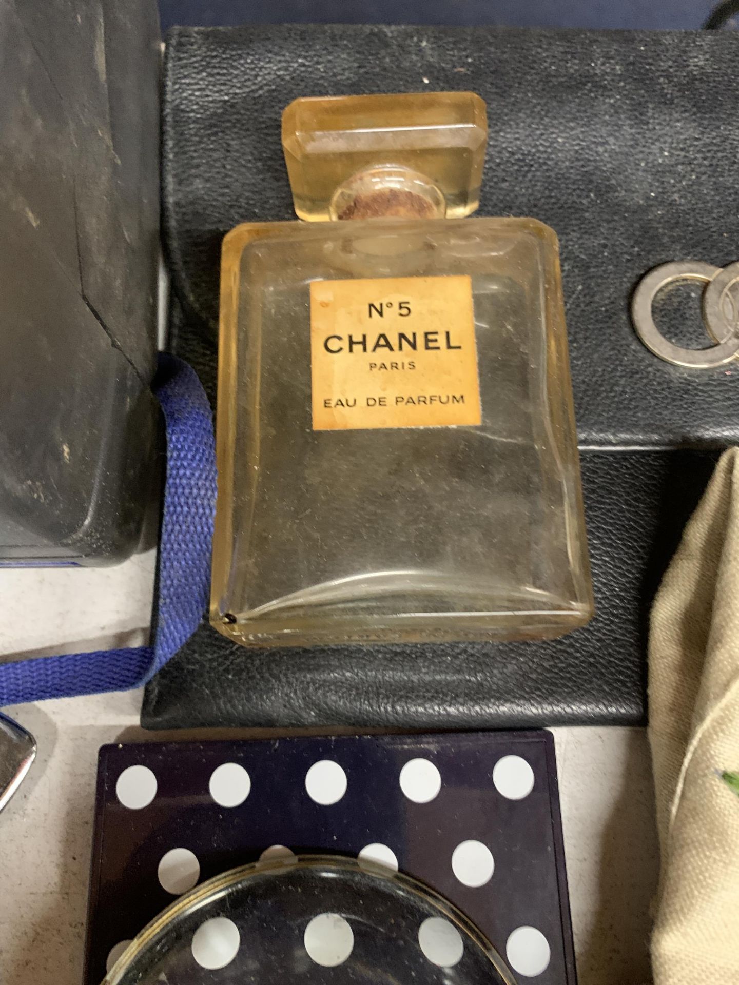 A MIXED LOT TO INCLUDE WALLETS, INCENSE STICKS, AN EMPTY CHANEL NO 5 BOTTLE, MOTHER OF PEARL - Image 4 of 5