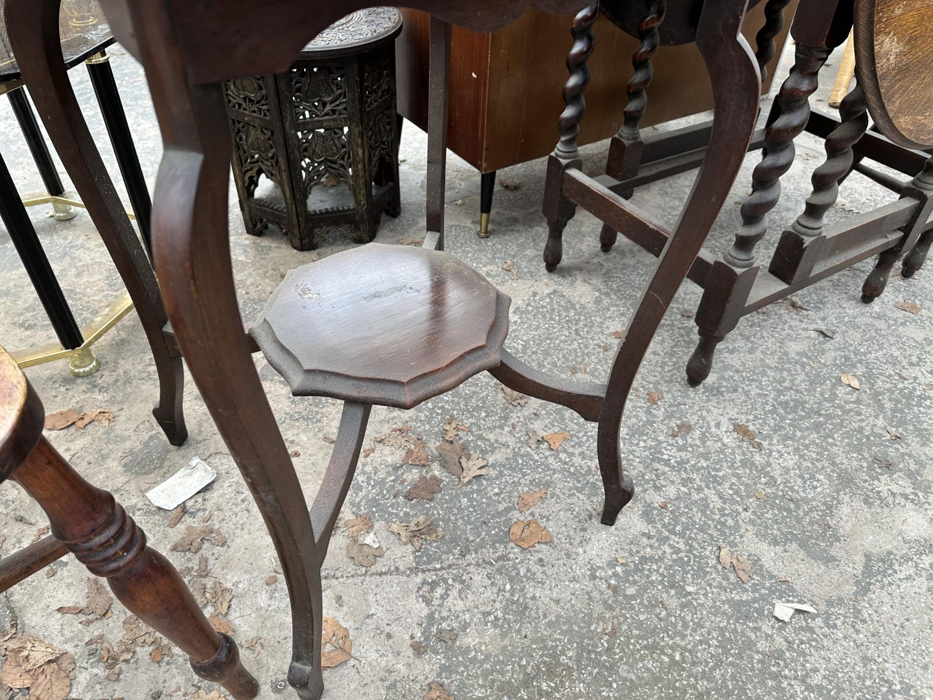 A LATE VICTORIAN MAHOGANY TWO TIER CENTRE TABLE 27" ACROSS - Image 3 of 3