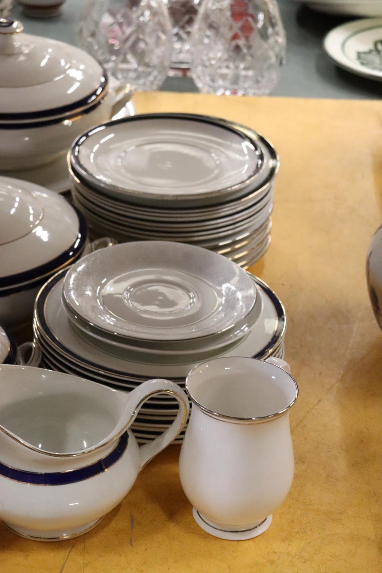 A ROYAL NORFOLK PART DINNER SERVICE TOGETHER WITH A FURTHER UNNAMED WHITE WITH NAVY TRIM DINNER - Bild 5 aus 7