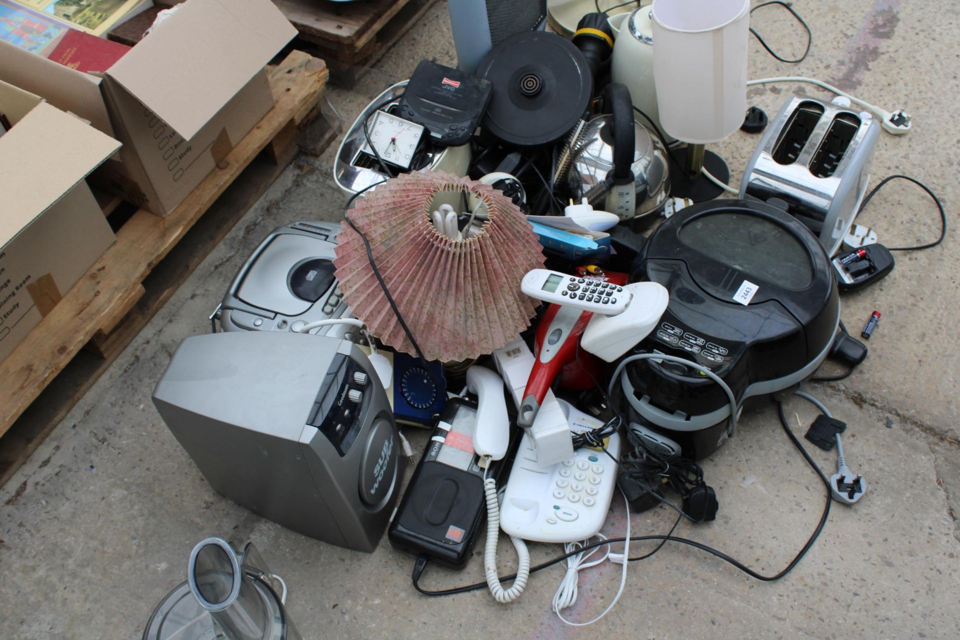 A LARGE ASSORTMENT OF ITEMS TO INCLUDE TOASTERS, CD PLAYERS, KETTLES AND LAMPS ETC - Image 2 of 4