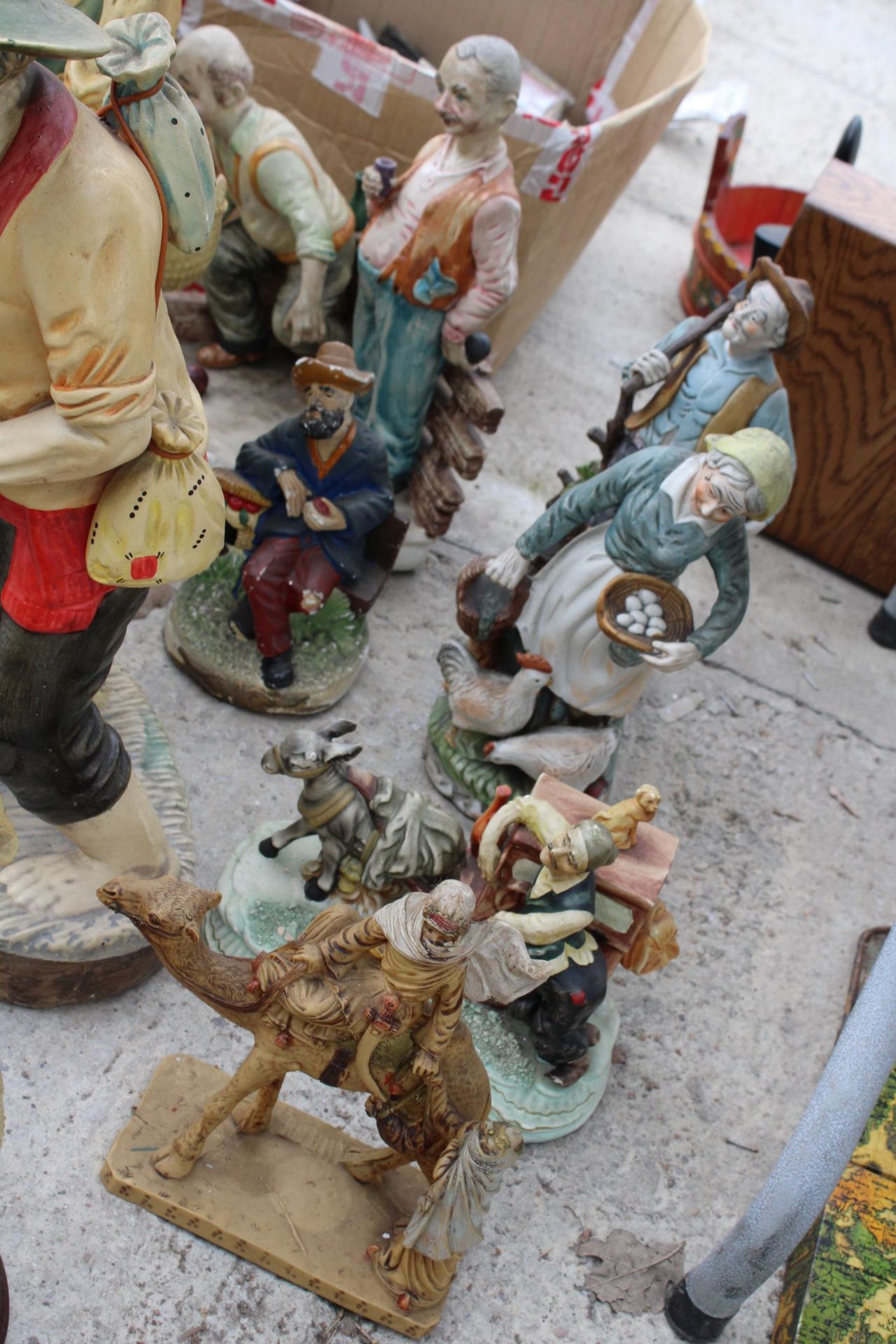 A LARGE ASSORTMENT OF VARIOUS CERAMIC FIGURES - Image 4 of 8