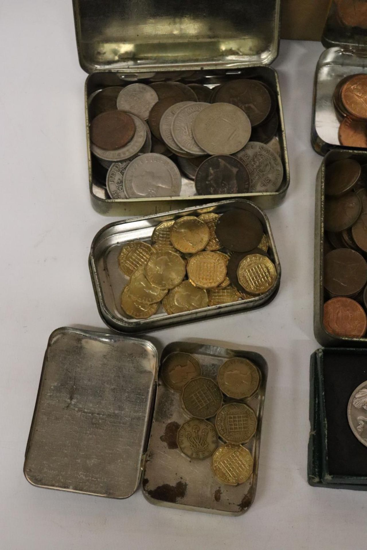 A SELECTION OF MIXED COINAGE, MAINLY UK , INCLUDING 1953 YEAR SET, TWO TUBS OF UNCIRCULATED QE11 - Image 3 of 6