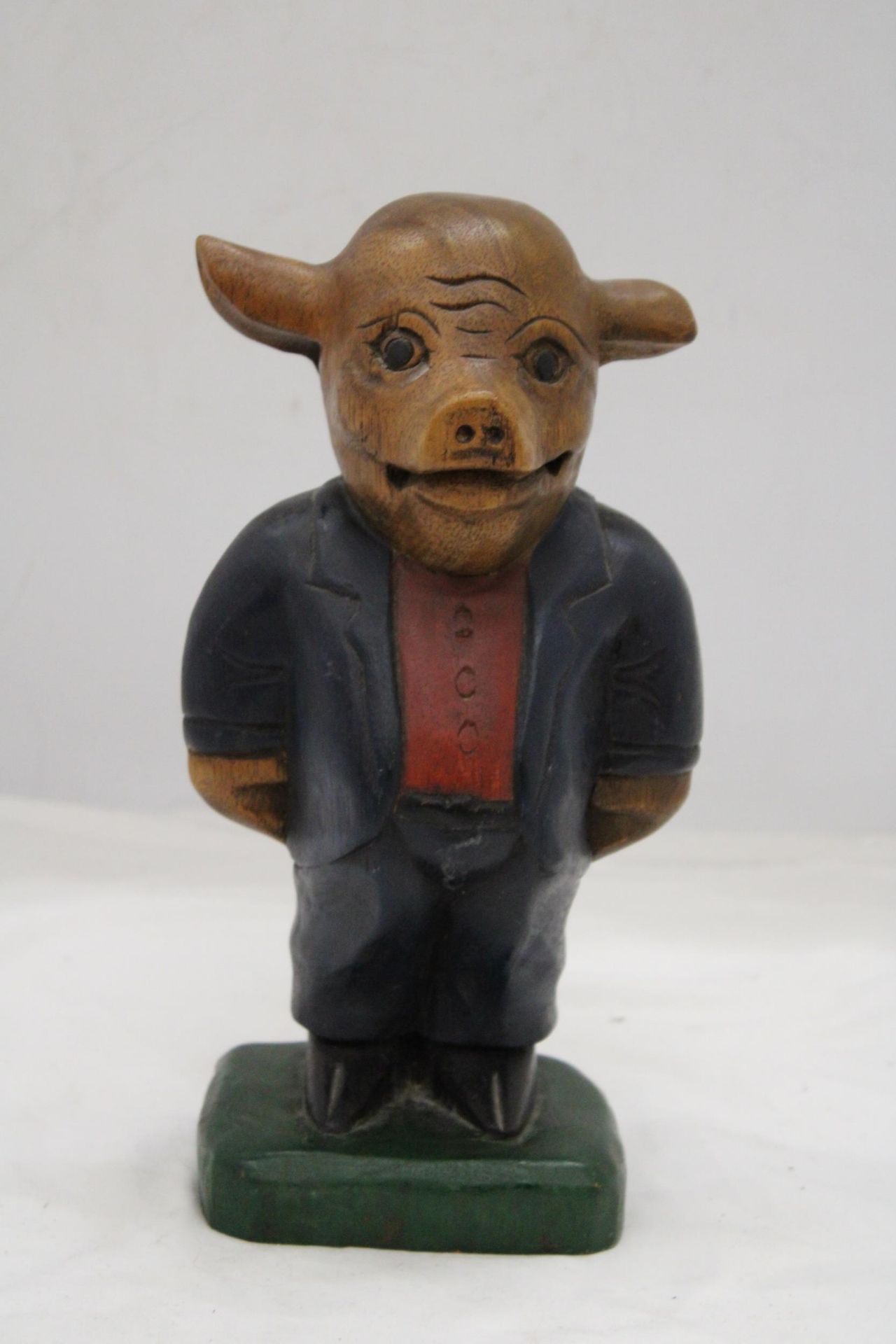 A LARGE, HAND CARVED, HANDPAINTED, WOODEN POSH PIG, HEIGHT 28CM - Image 2 of 5