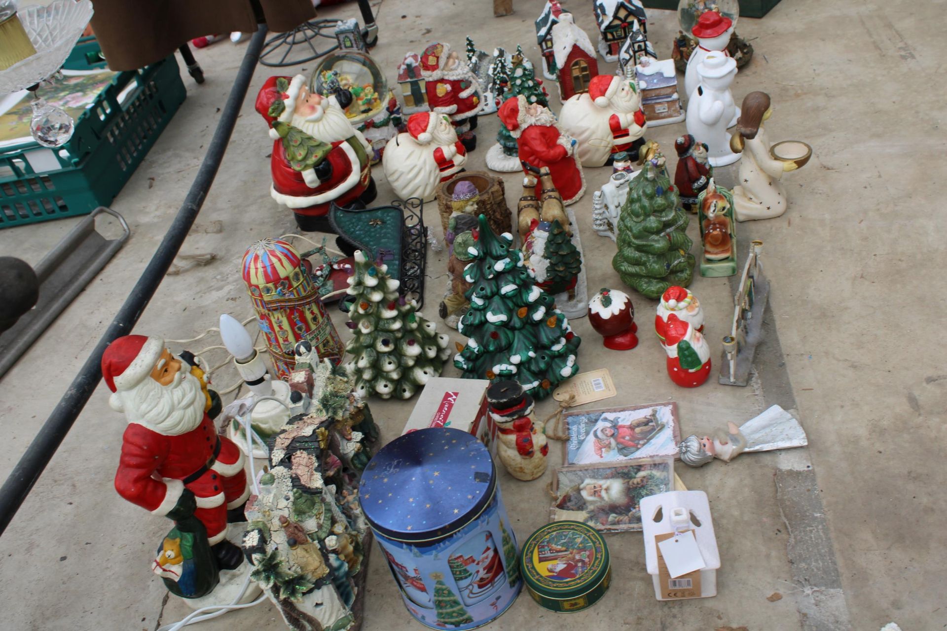 A LARGE ASSORTMENT OF CHRISTMAS DECORATIONS TO INCLUDE A SNOW GLOBE, SANTA FIGURES AND NATIVITY - Image 4 of 4