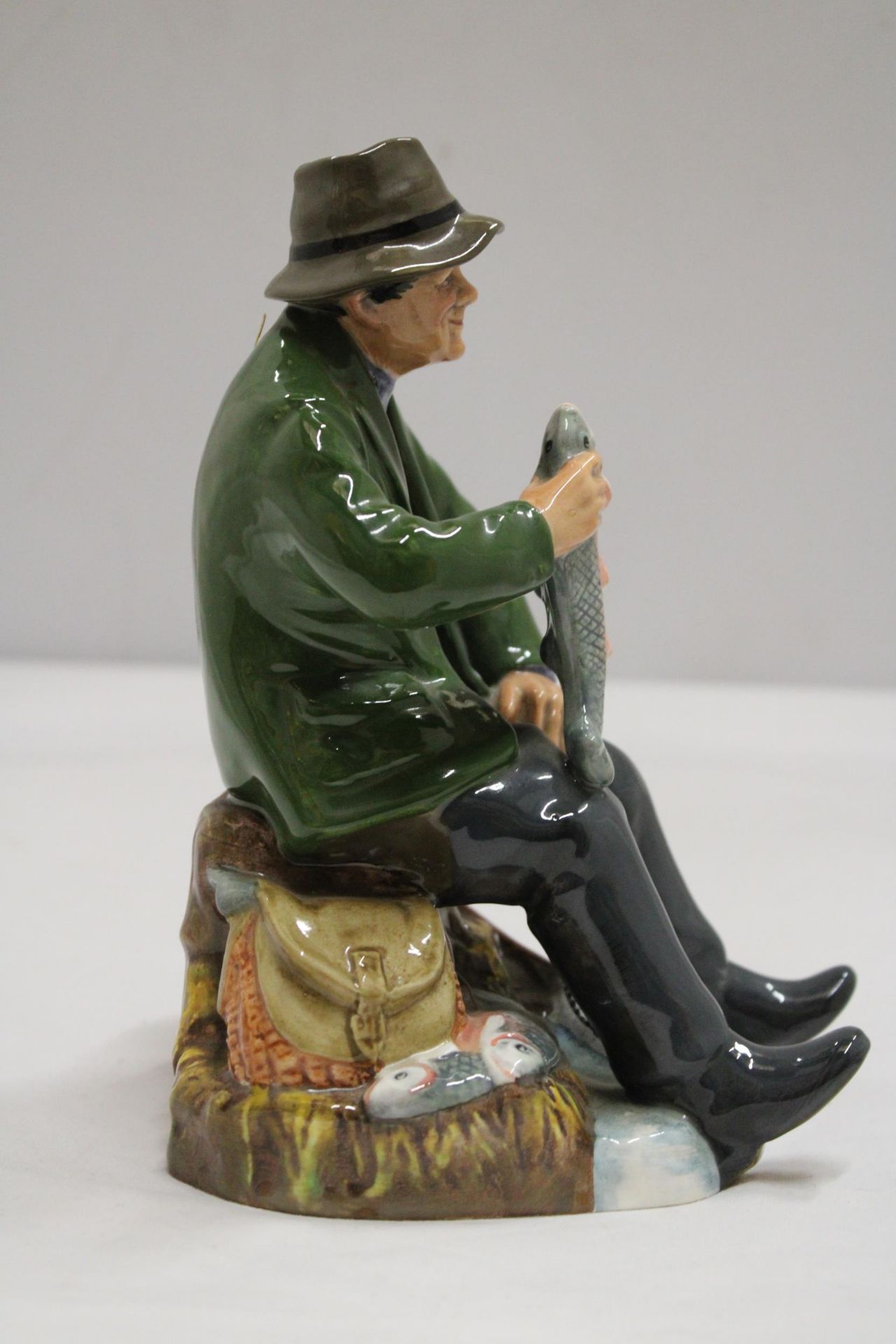 A ROYAL DOULTON FIGURE "A GOOD CATCH" HN 2258 - Image 3 of 6