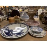 A MIXED LOT OF CERAMICS TO INCLUDE A LARGE BLUE AND WHITE "DELFTS" CHARGER PLATE, T.G GREEN "