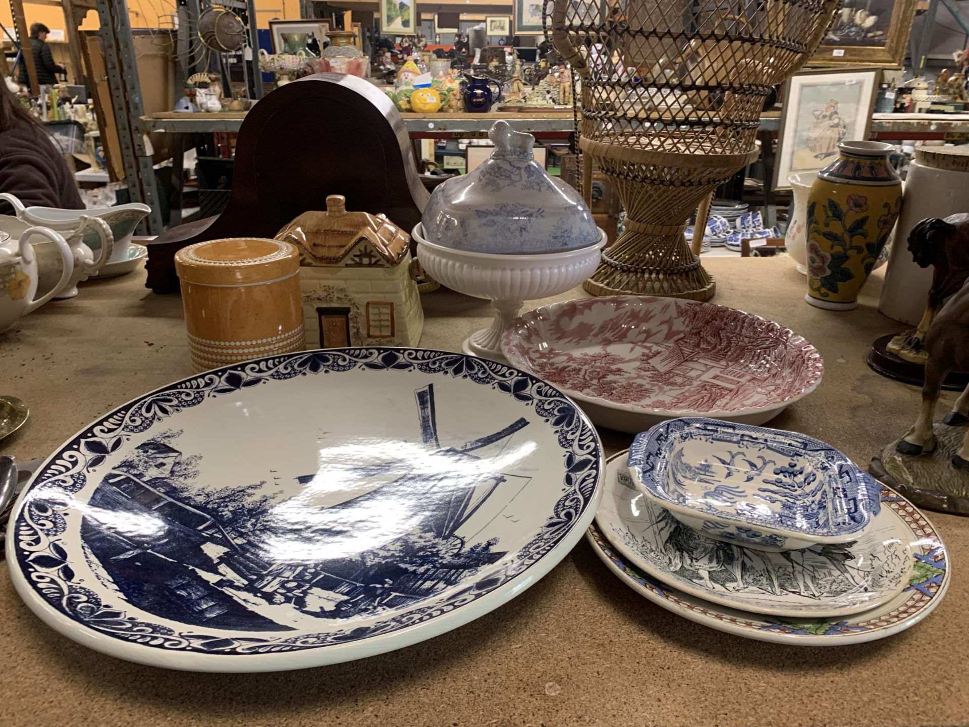 A MIXED LOT OF CERAMICS TO INCLUDE A LARGE BLUE AND WHITE "DELFTS" CHARGER PLATE, T.G GREEN "
