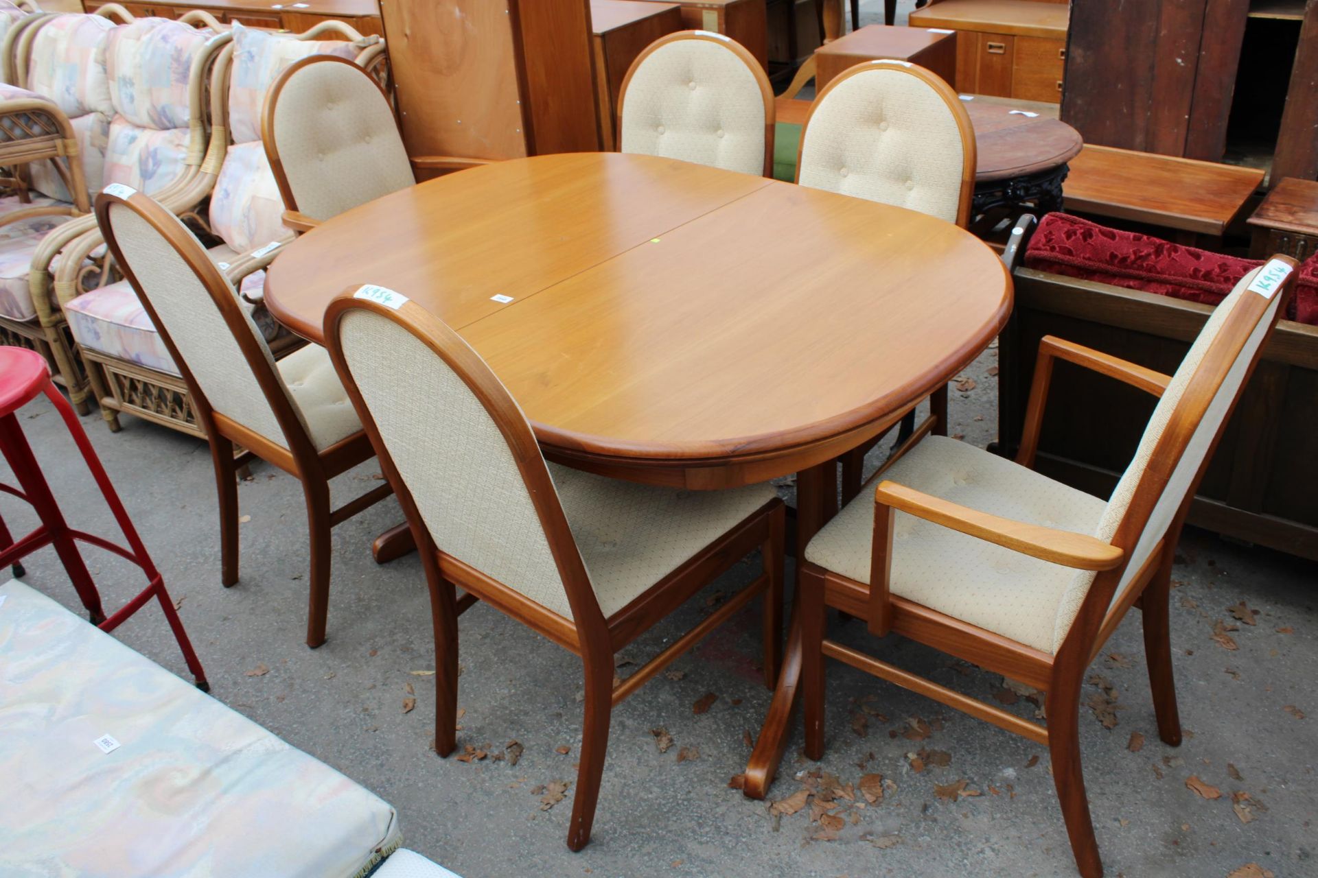 A RETRO TEAK SUTCLIFFE FURNITURE EXTENDING DINING TABLE, 56" X 40" (LEAF 21") AND SIX CHAIRS, TWO