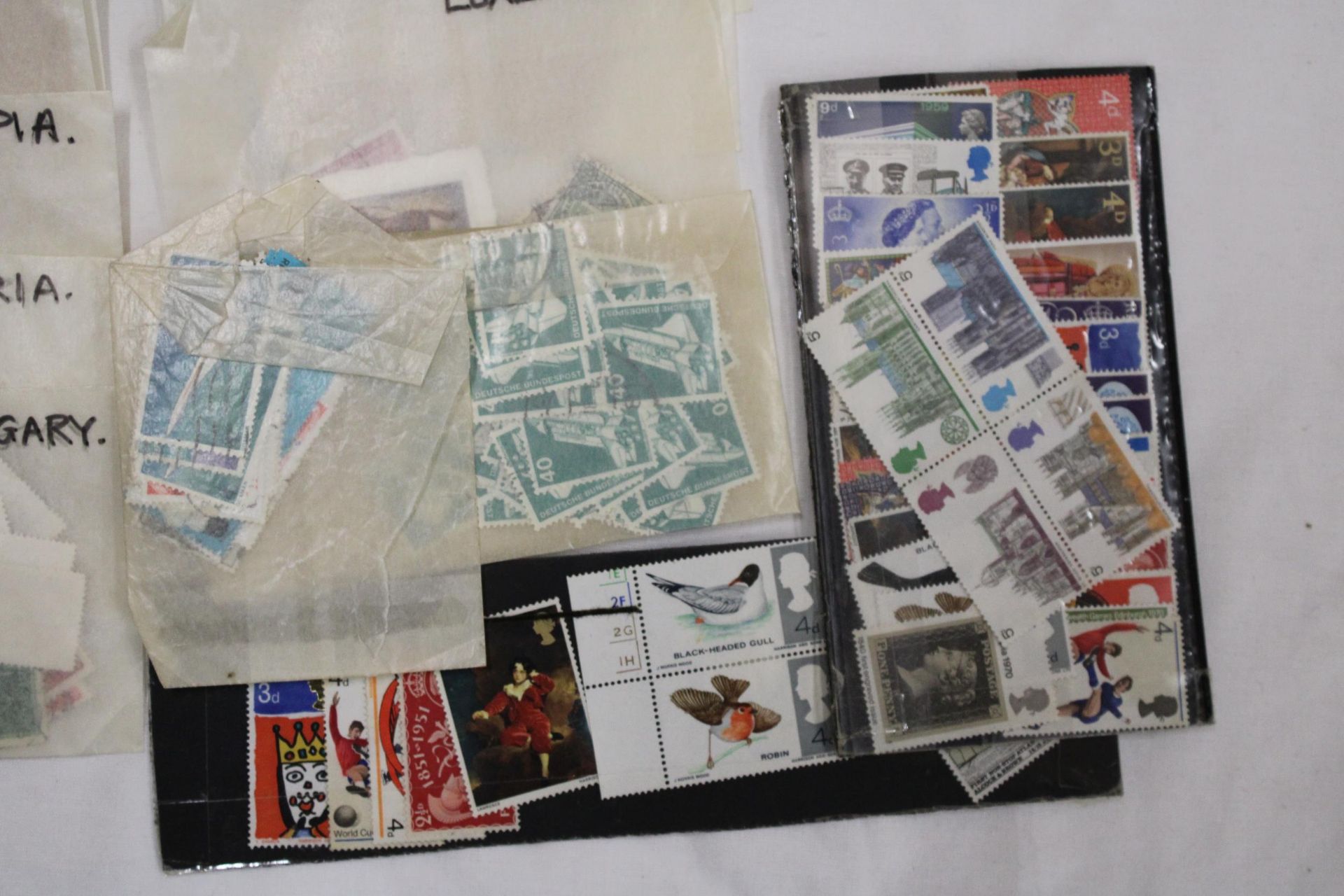 A QUANTITY OF LOOSE STAMPS IN PACKETS FROM AROUND THE WORLD - Image 3 of 5