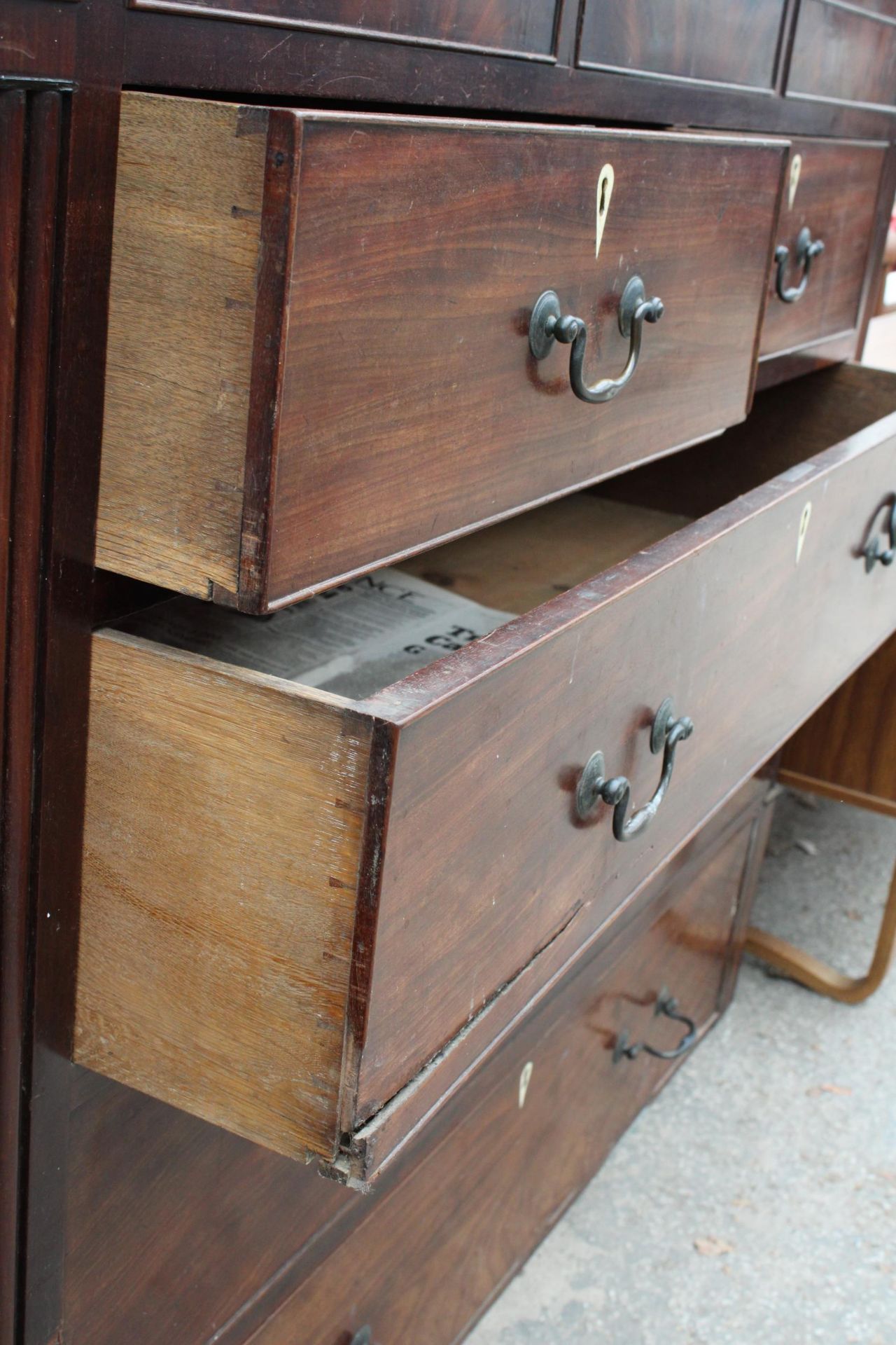 A 19TH CENTURY MAHOGANY CHEST OF TWO SHORT AND THREE LONG DRAWERS WITH SECRET FRIEZE DRAWER 52" WIDE - Bild 3 aus 5