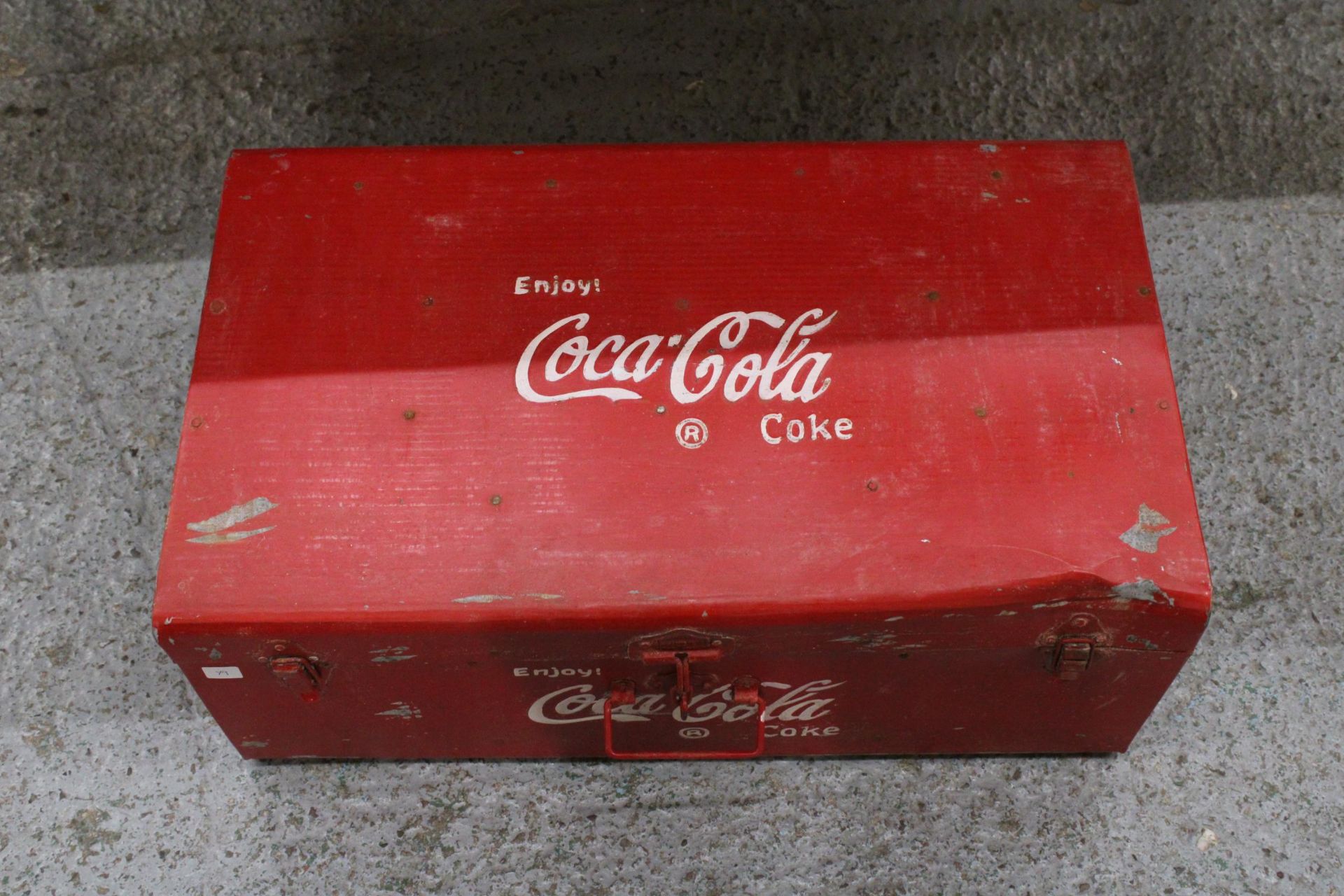 A LARGE RED 'COCA-COLA' COOL BOX, HEIGHT 28CM, WIDTH 68CM, DEPTH 39CM