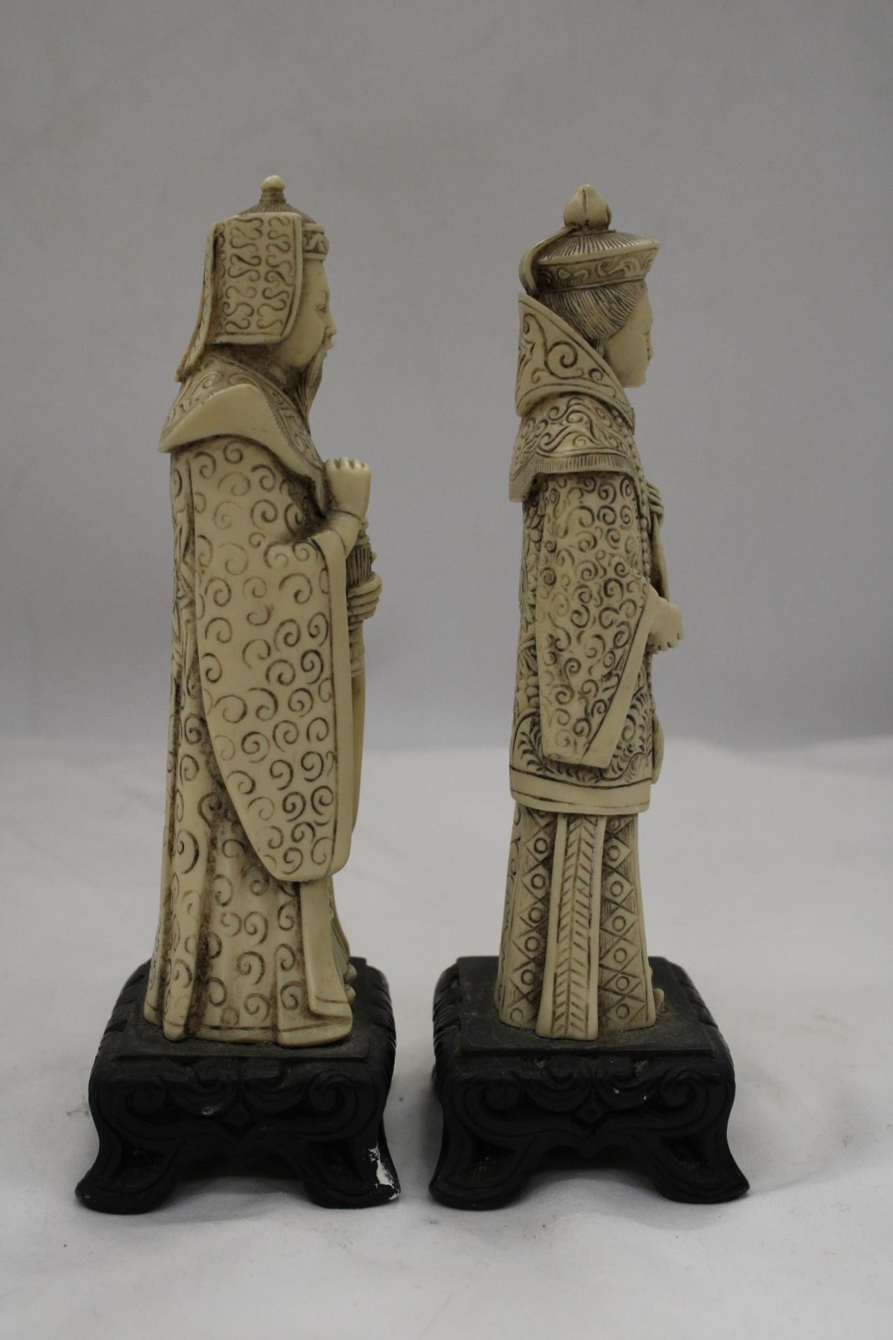 TWO ASIAN FIGURES ON BASES, WITH MARKINGS TO THE BASE, HEIGHT 22CM - Bild 5 aus 6