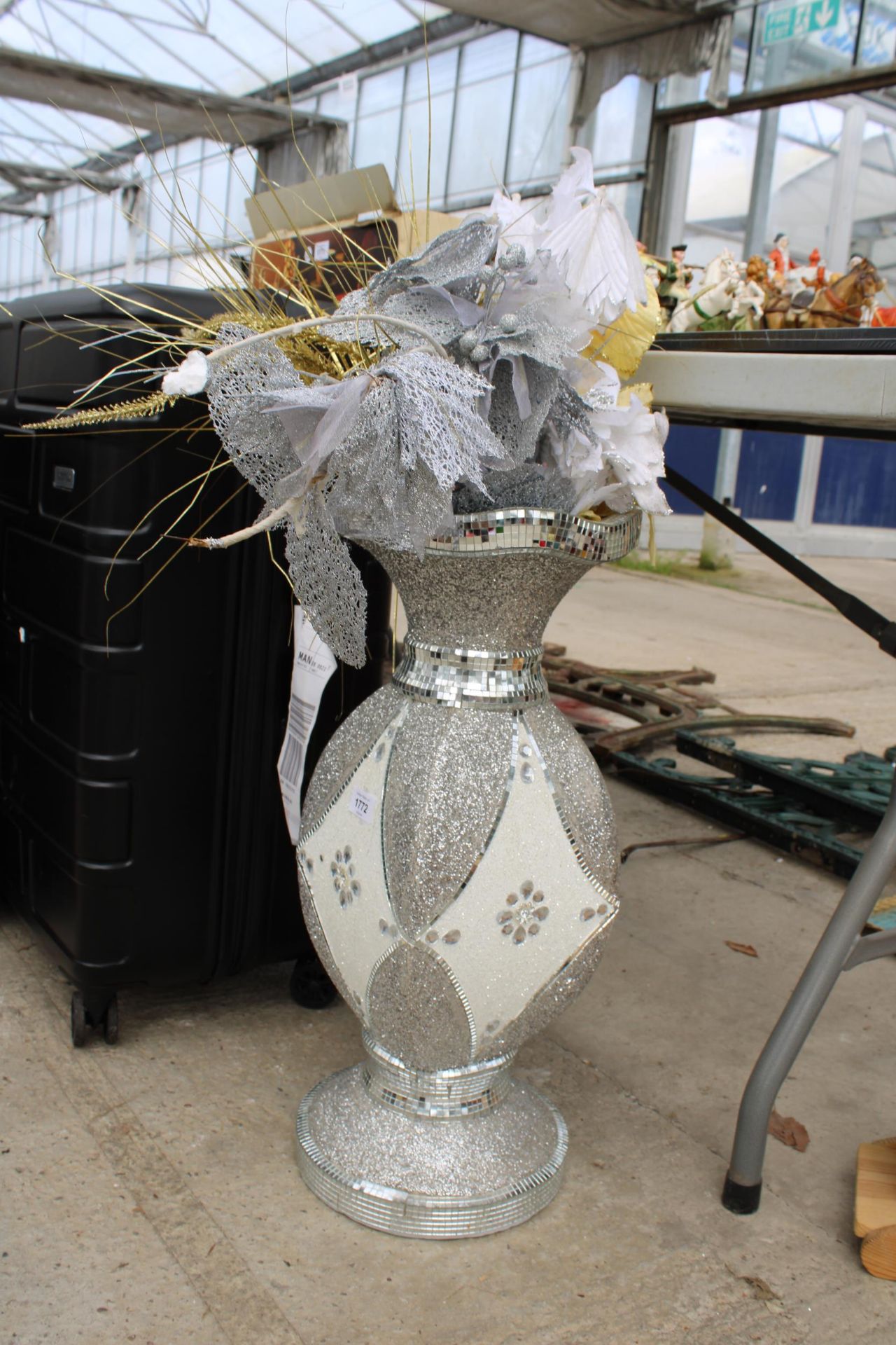 A MIRRORED DECORATIVE VASE