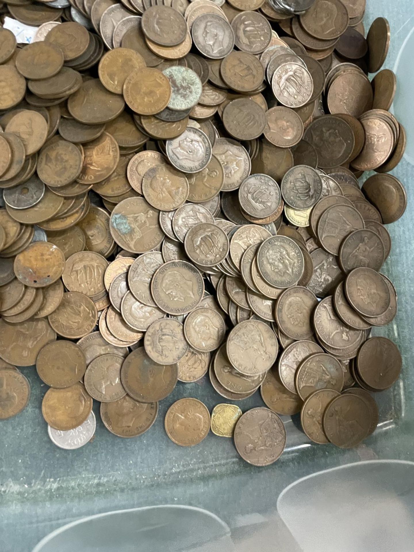 A LARGE QUANTITY OF PRE DECIMAL PENNYS AND HALF PENNYS AND FURTHER COINAGE - Image 2 of 5