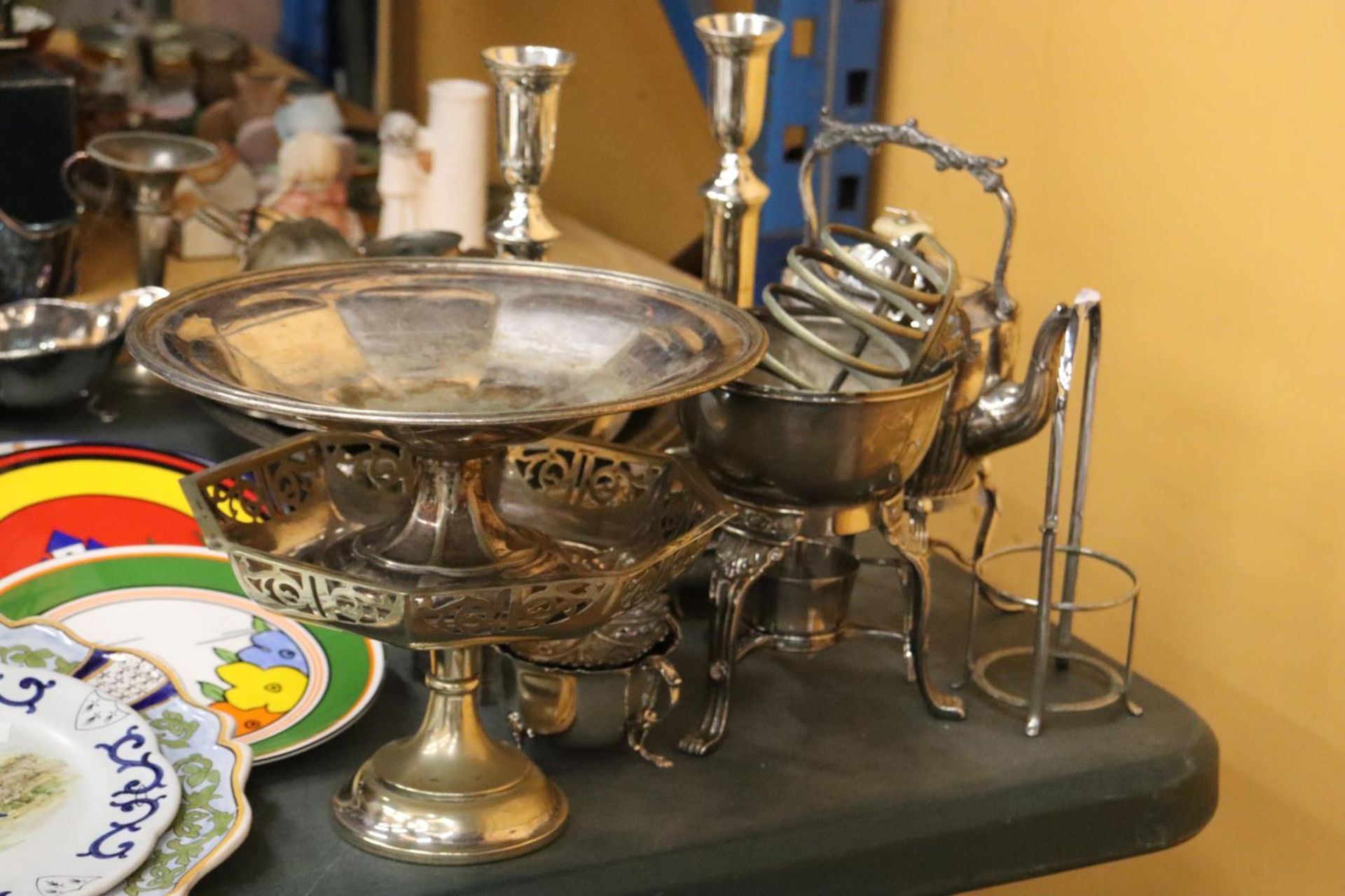 A LARGE COLLECTION OF SILVER PLATE ITEMS TO INCLUDE TRAYS, CANDLESTICK HOLDERS ETC - Bild 2 aus 6