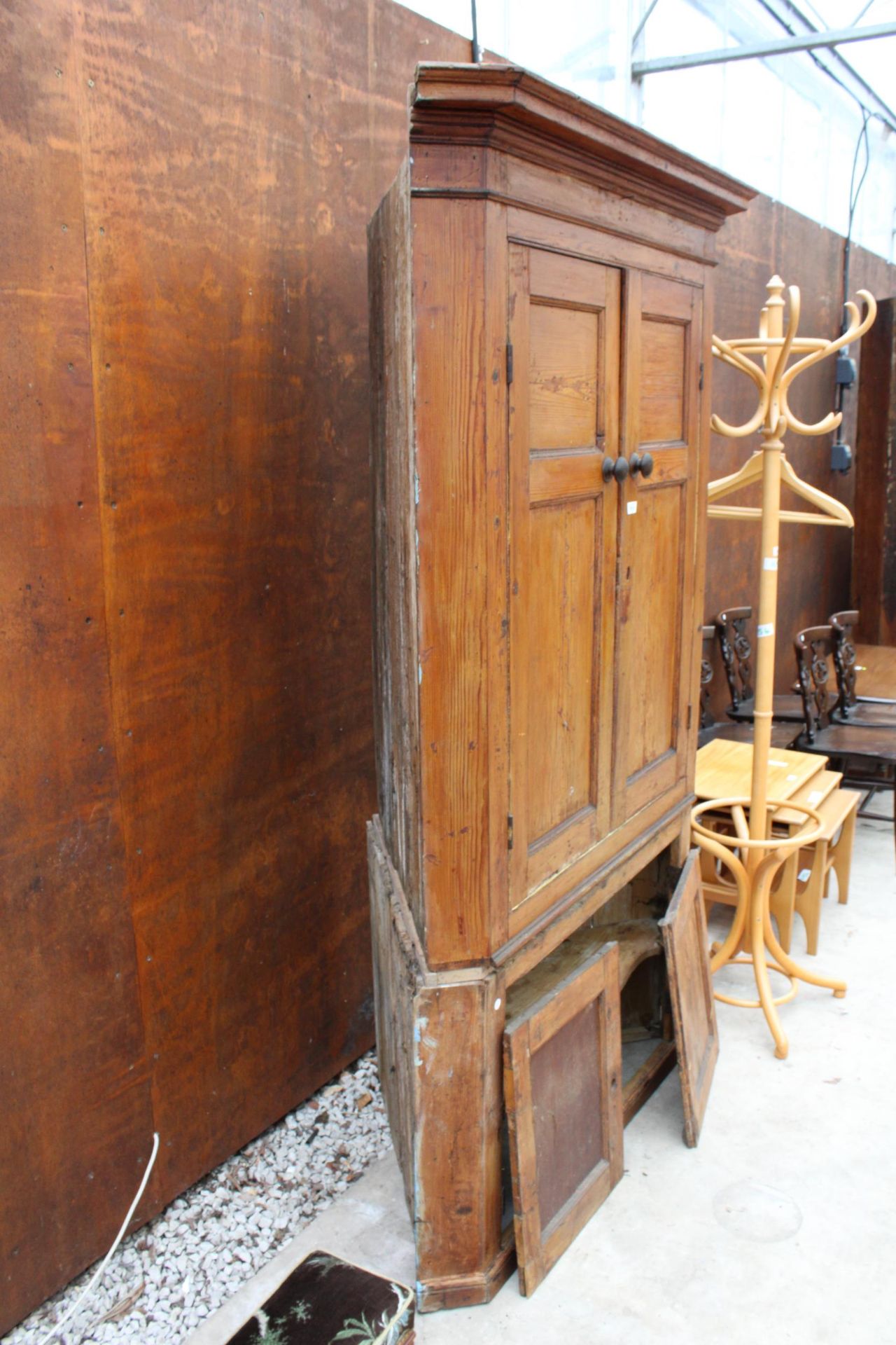 A 19TH CENTURY PINE FULL LENGTH FOUR DOOR CORNER CUPBOARD WITH SHAPED INTERIOR SHELVES TO UPPER - Bild 2 aus 3