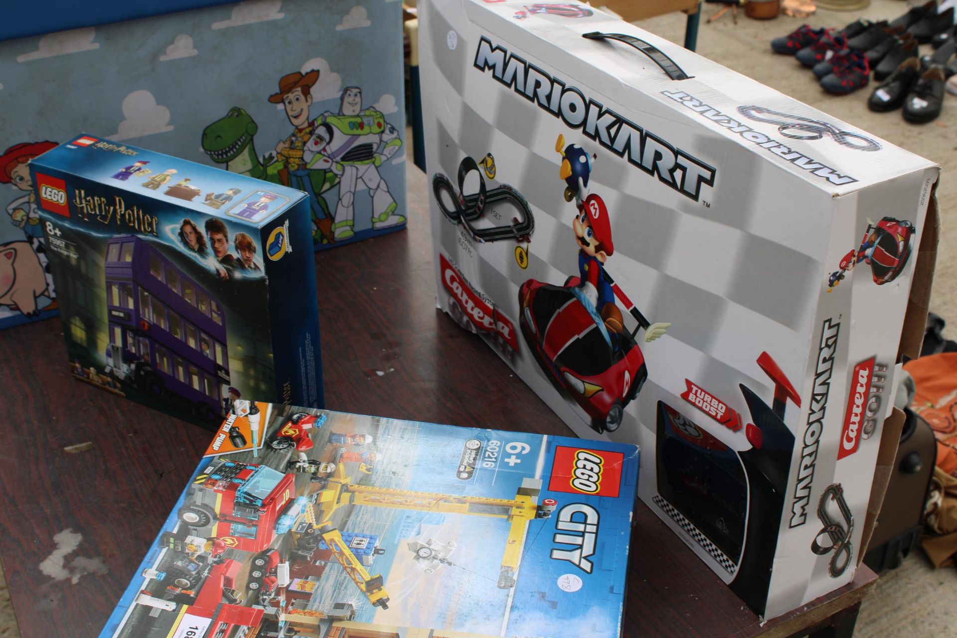 AN ASSORTMENT OF TOYS TO INCLUDE A BOXED LEGO CITY SET, A HARRY POTTER LEGO NIGHT BUS AND A - Image 3 of 7