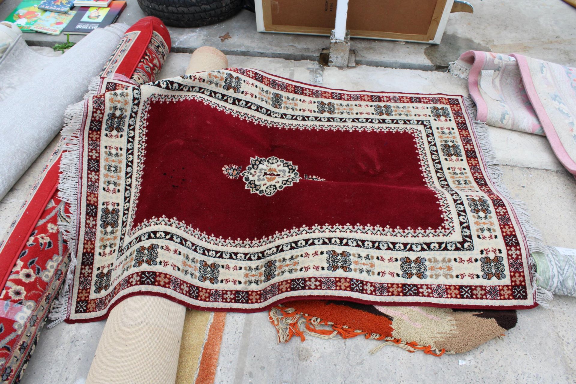 A VINTAGE RED PATTERNED FRINGED RUG - Bild 2 aus 3