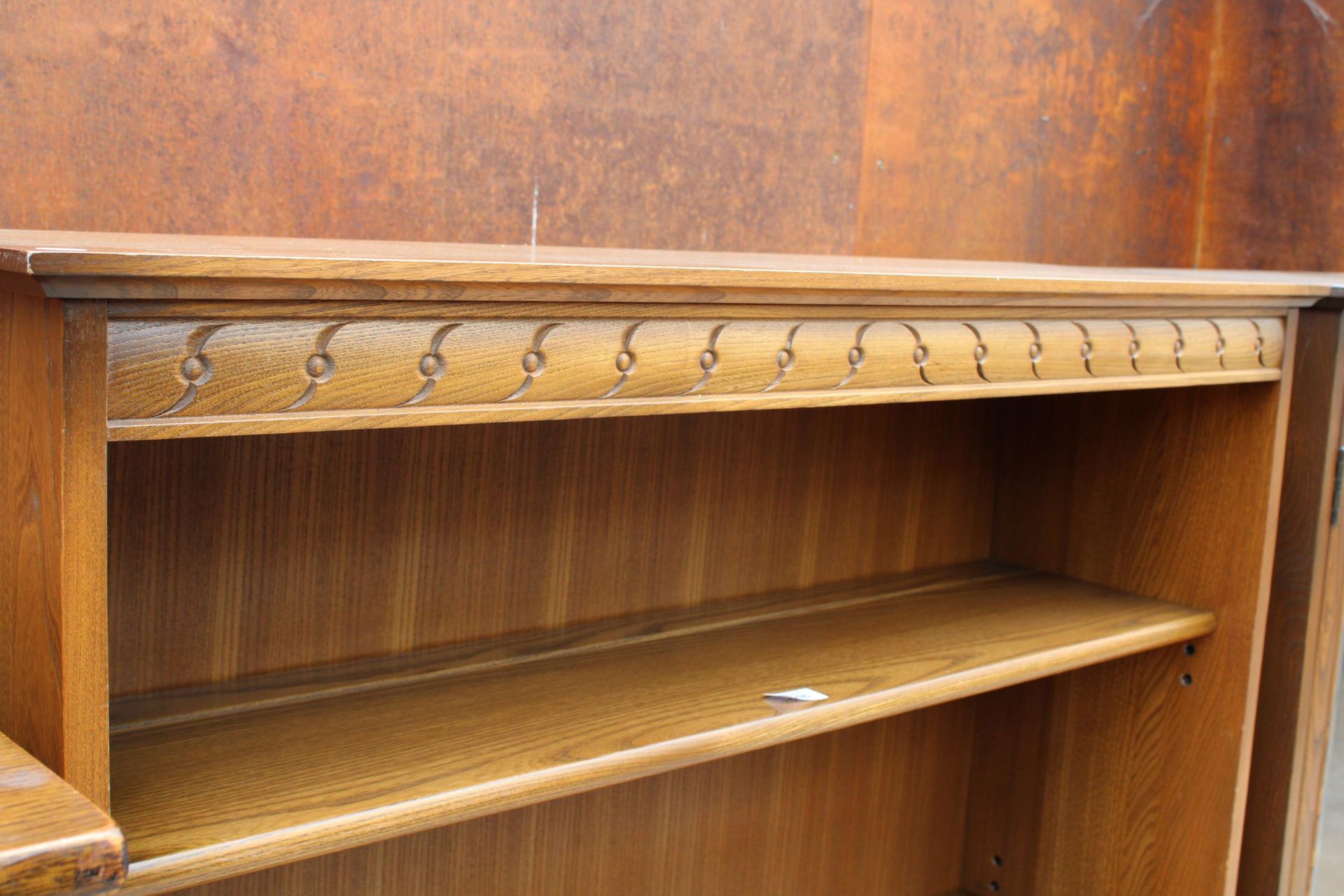 AN ERCOL BLONDE THREE TIER OPEN BOOKCASE WITH CUPBOARD TO BASE, 39.5" WIDE - Image 2 of 4