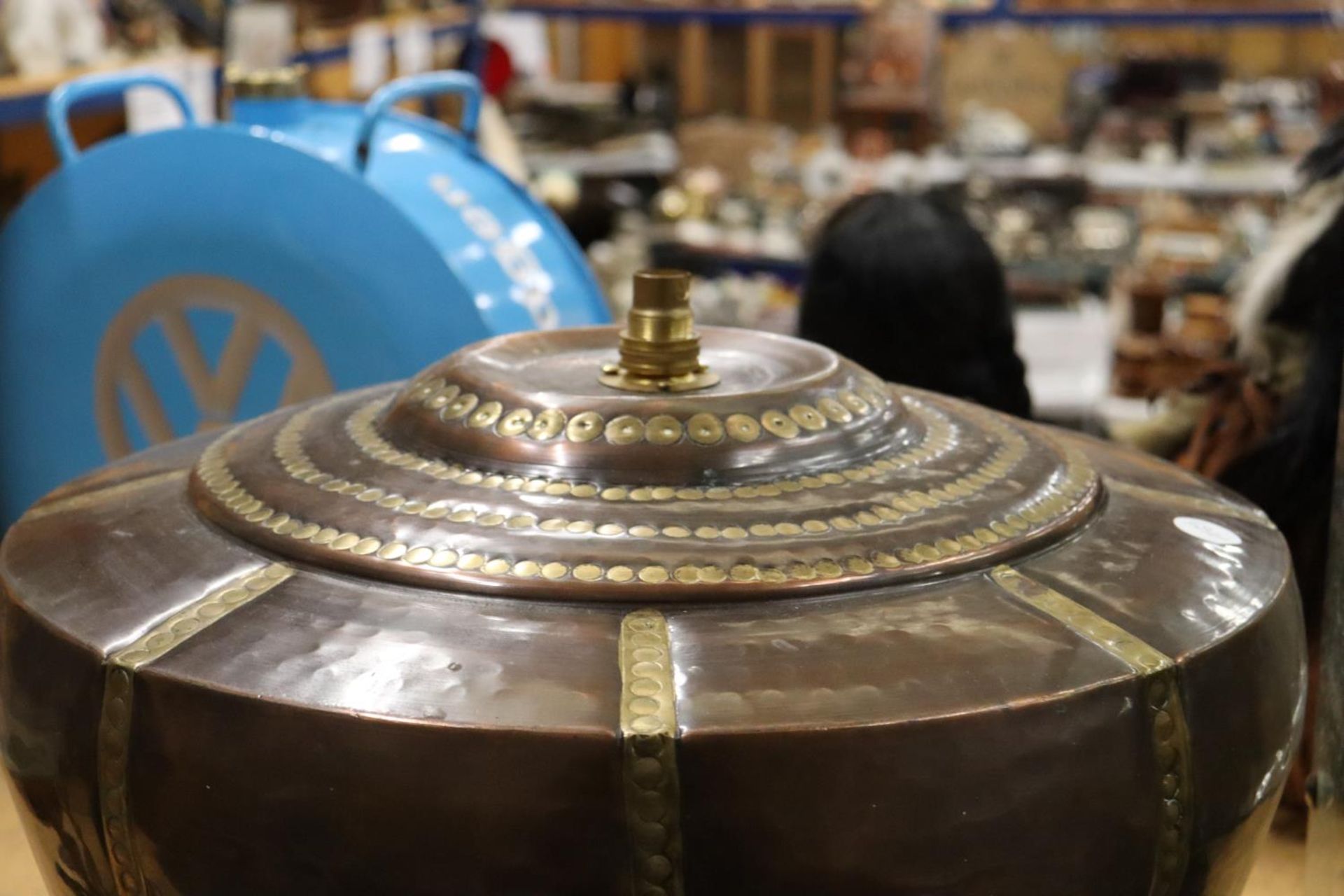 A LARGE INDIAN STYLE BRASS AND COPPER LAMP BASE HEIGHT APPROX 36CM - Bild 2 aus 4