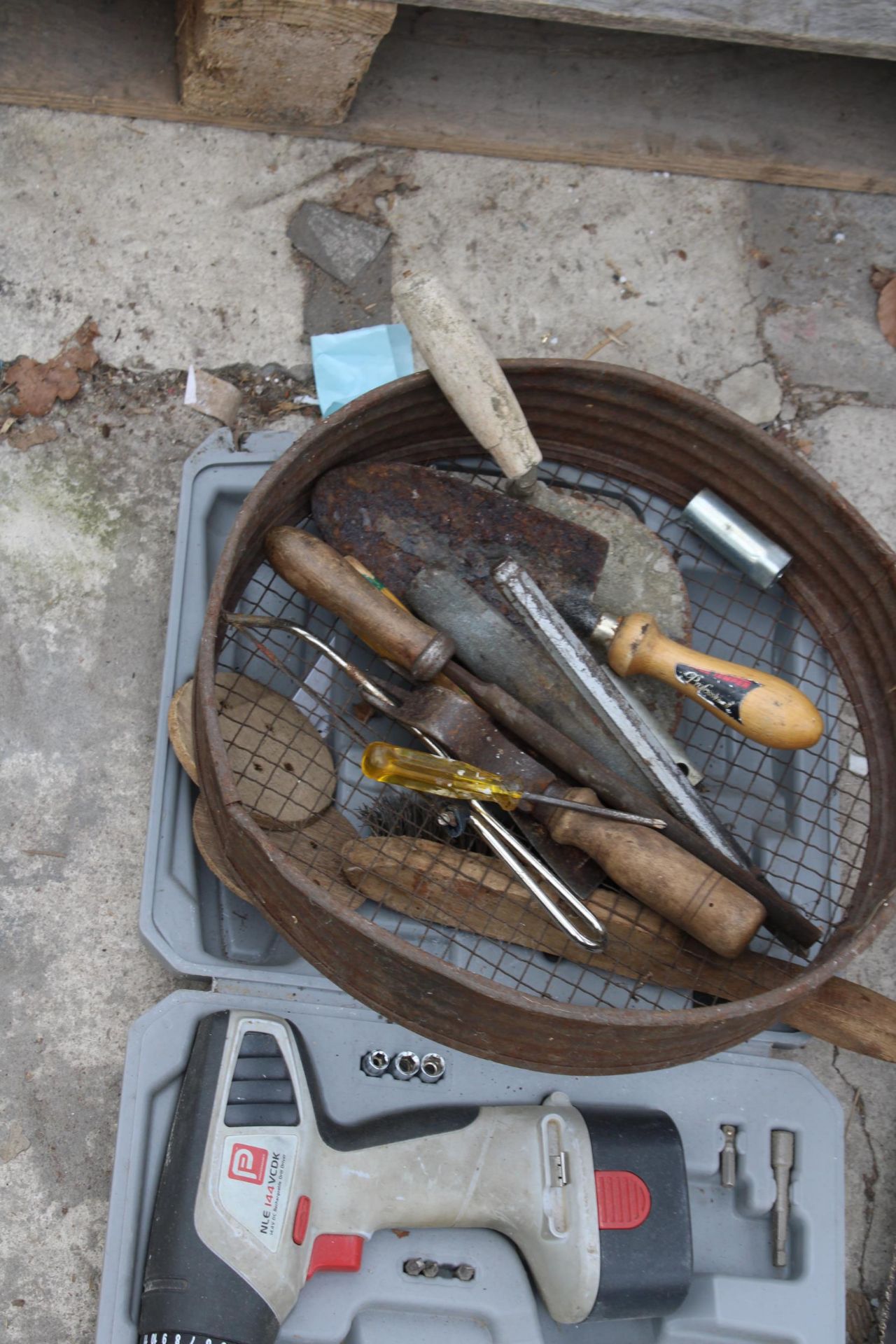 AN ASSORTMENT OF TOOLS TO INCLUDE DRILLS, DRILL BITS AND A BATTERY CHARGER ETC - Image 2 of 2