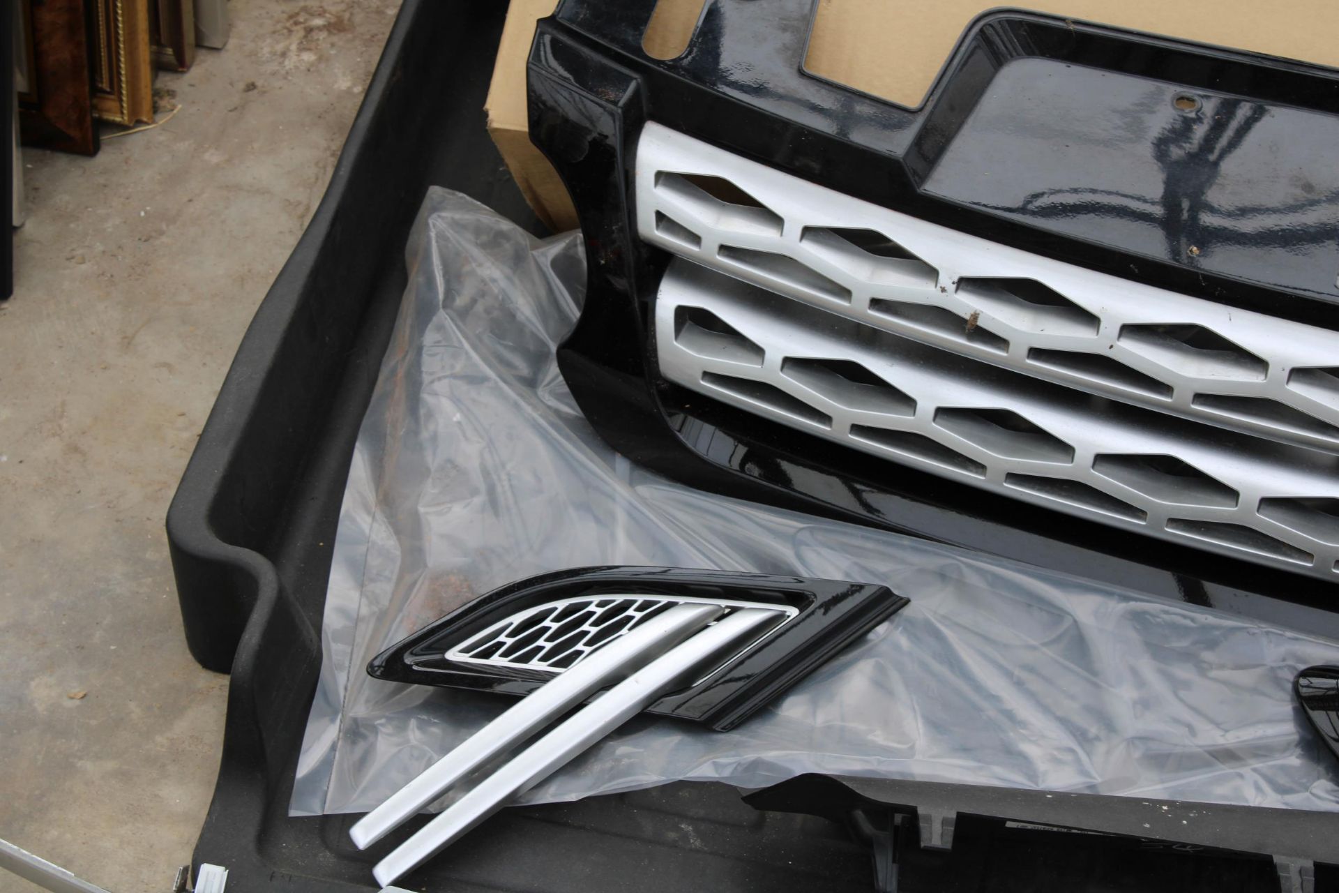 AN ASSORTMENT OF LAND ROVER CAR SPARES TO INCLUDE GRILLS AND A BOOT LINER ETC - Image 3 of 6