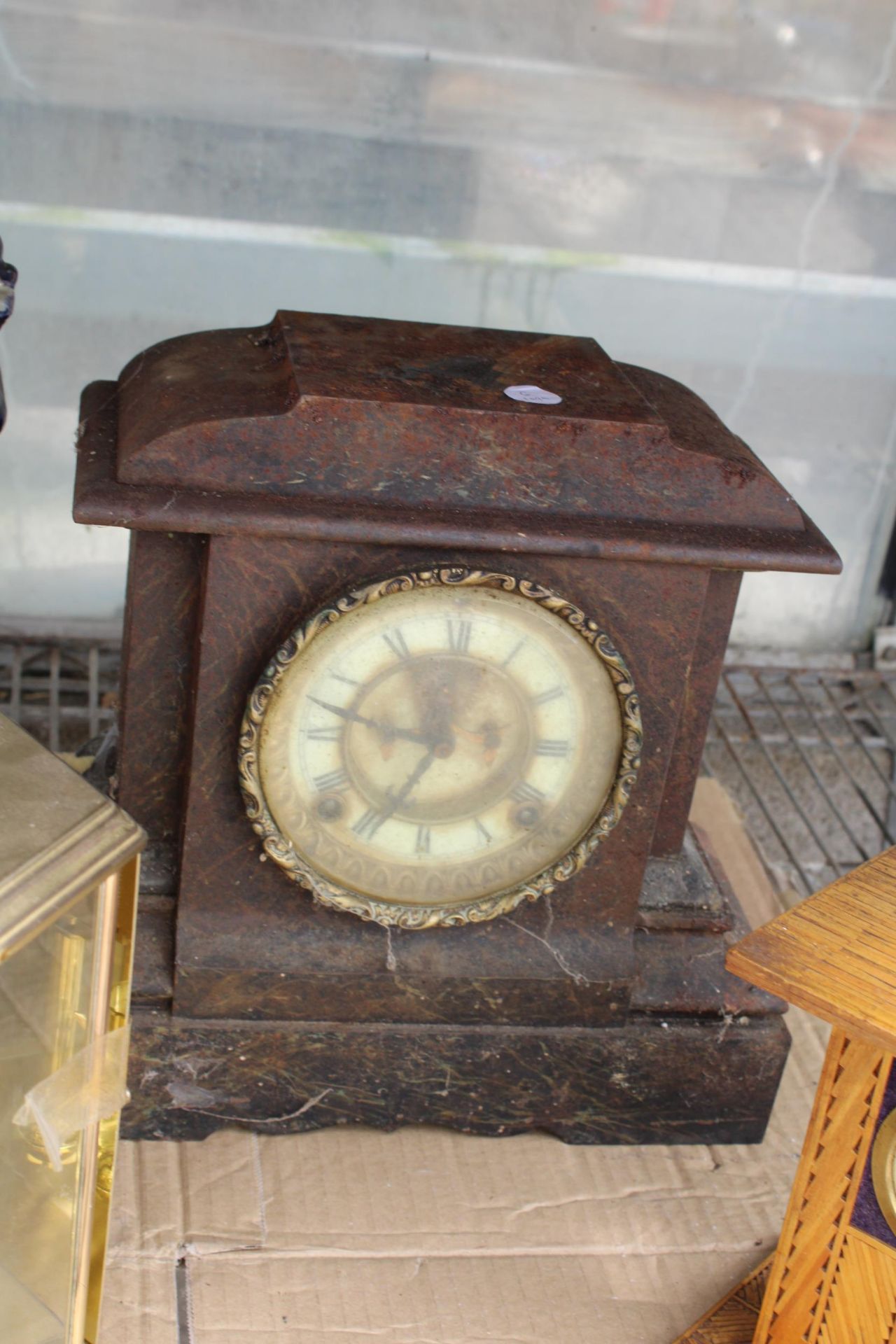 AN ASSORTMENT OF VINTAGE CLOCKS TO INCLUDE A CERAMIC MANTLE CLOCK, AN ANIVERSARY CLOCK AND A - Image 6 of 6