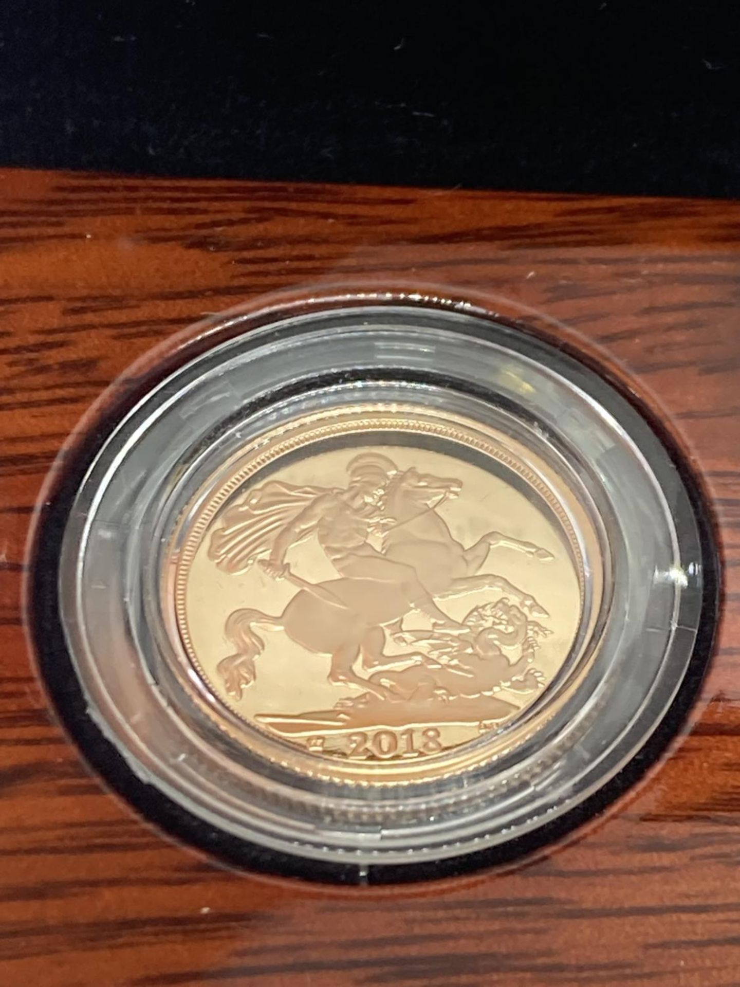 A 2018 THE SOVEREIGN GOLD PROOF LIMITED EDITION NUMBER 2,555 OF 10,500 IN A WOODEN BOXED CASE - Bild 2 aus 5