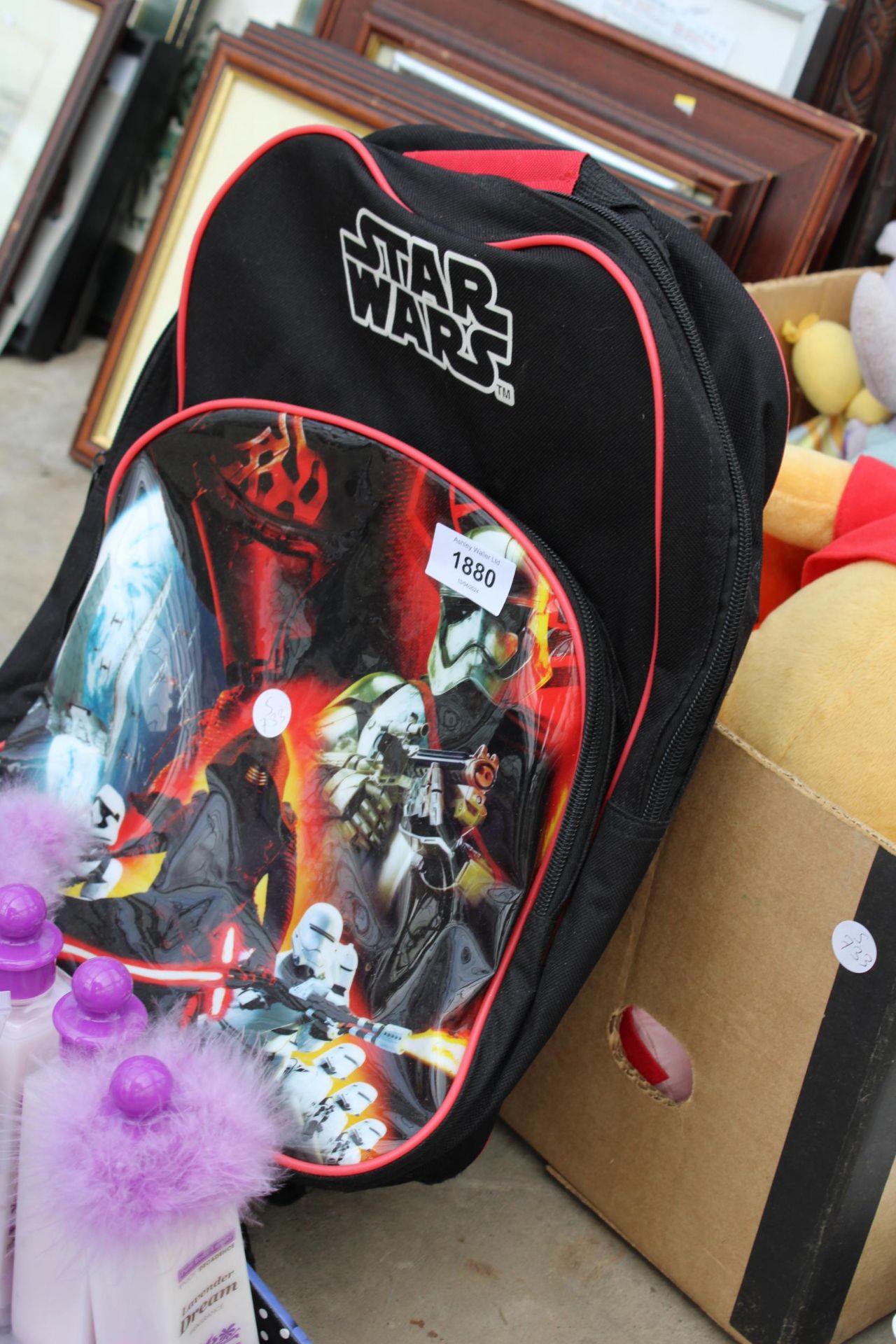 AN ASSORTMENT OF ITEMS TO INCLUDE A STAR WARS BACKPACK AND CUDDLY TOYS ETC - Bild 3 aus 4
