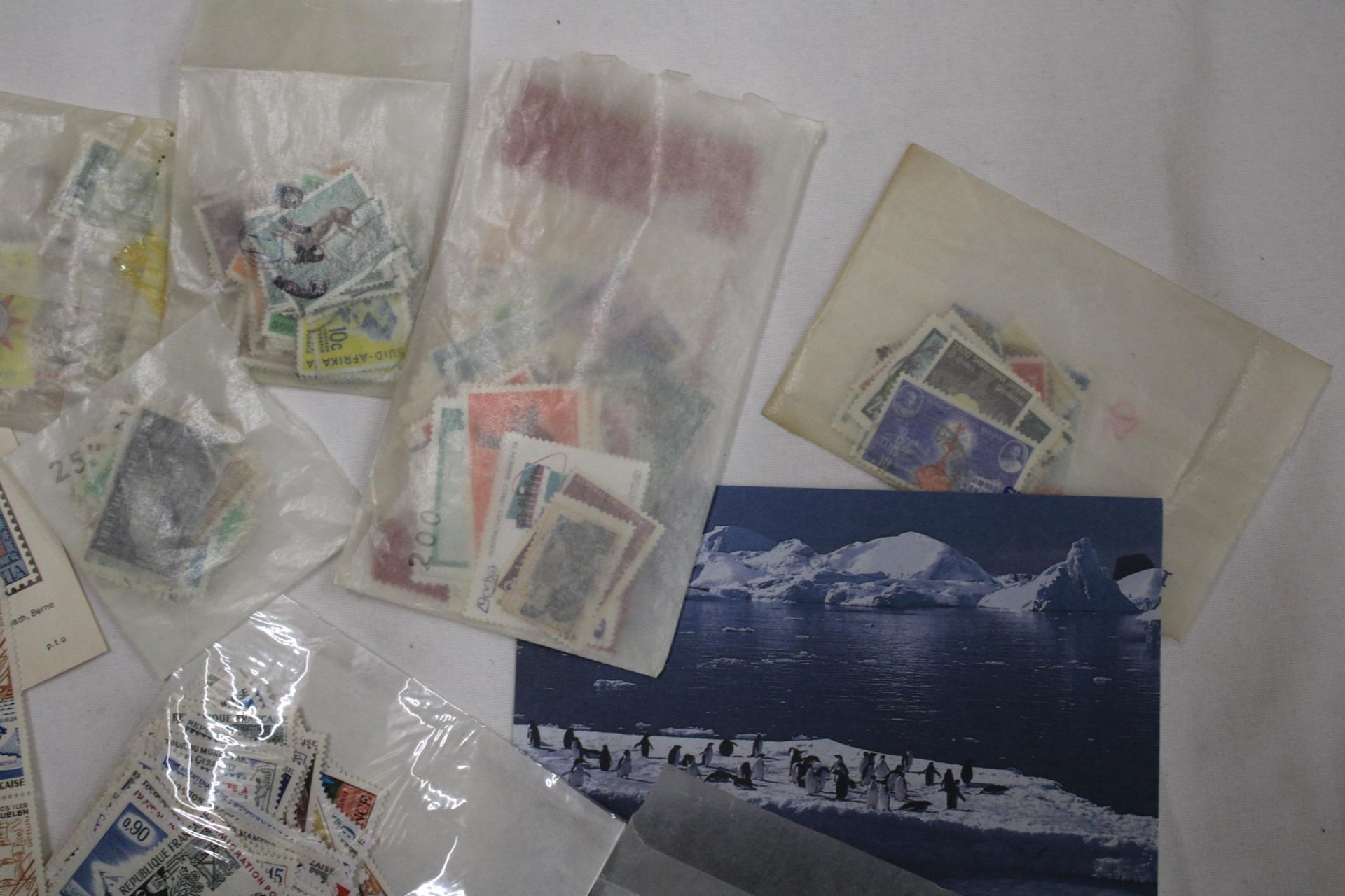 A QUANTITY OF STAMPS IN PACKETS FROM AROUND THE WORLD - Bild 4 aus 5