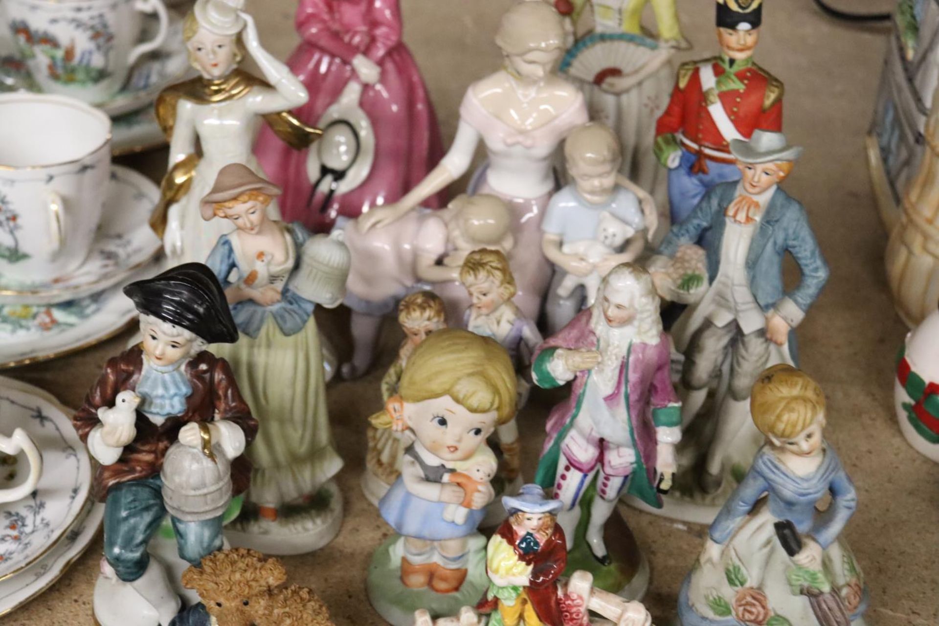 A QUANTITY OF FIGURINES TO INCLUDE LEONARDO AND CONTINENTAL STYLE - Image 3 of 4