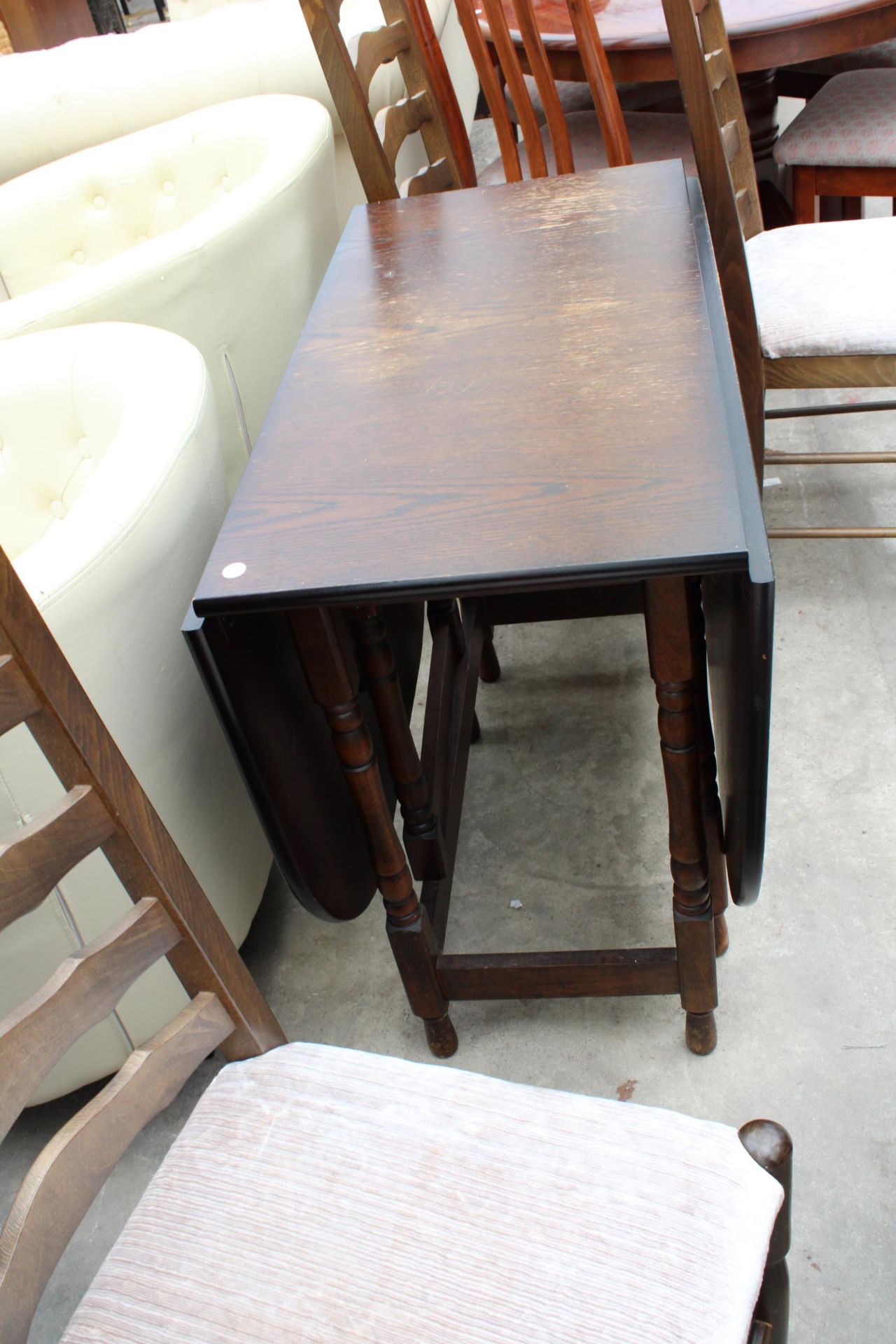 A MODERN OAK GATE-LEG DINING TABLE ON TURNED LEGS AND FOUR LADDER-BACK DINING CHAIRS - Bild 3 aus 3