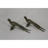 A SMALL PAIR OF WHITE METAL PHEASANTS, HEIGHT 5CM, LENGTH 11CM