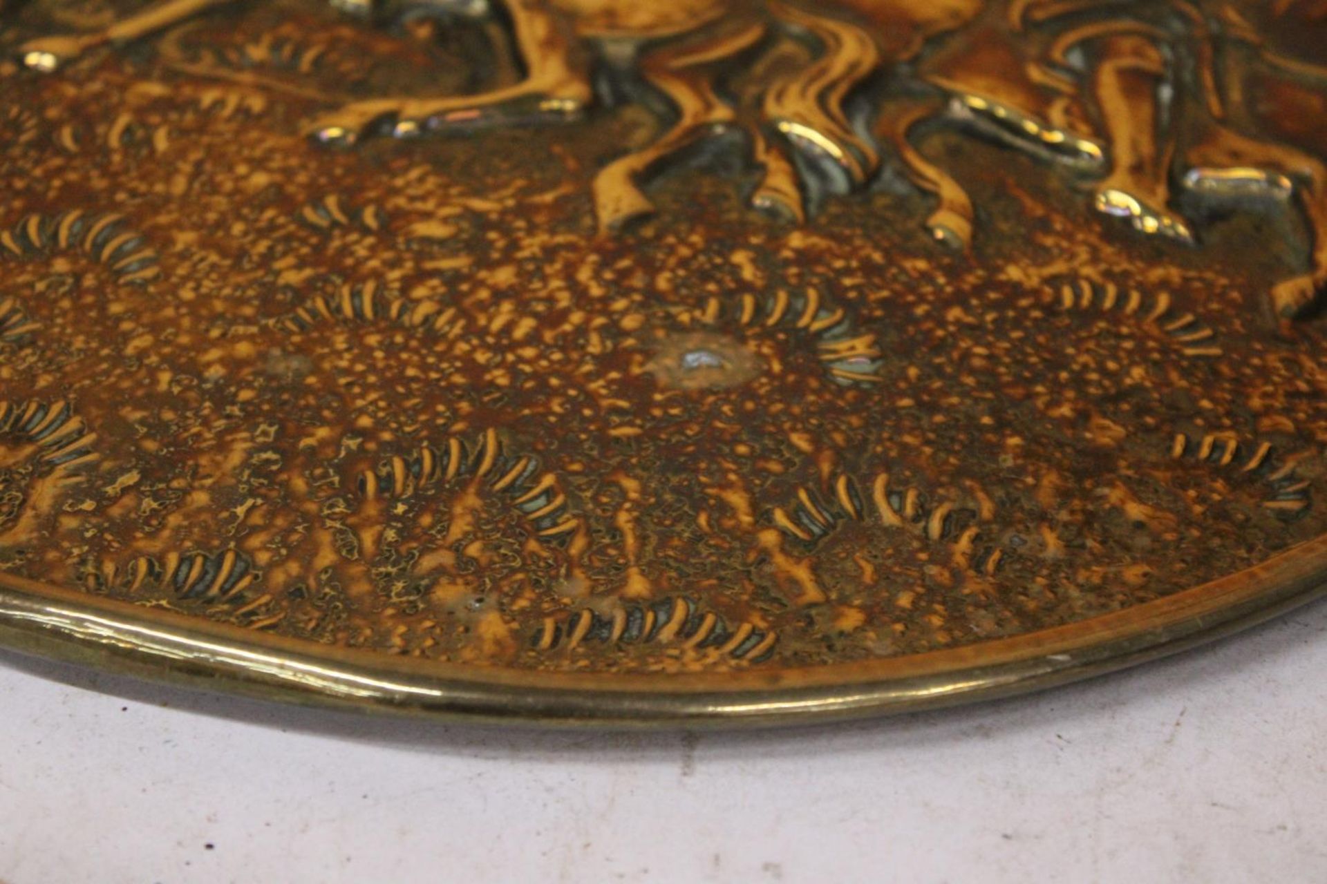 TWO HEAVY BRASS WALL PLAQUES WITH HUNTING DECORATION, DIAMETER 37CM - Image 4 of 4