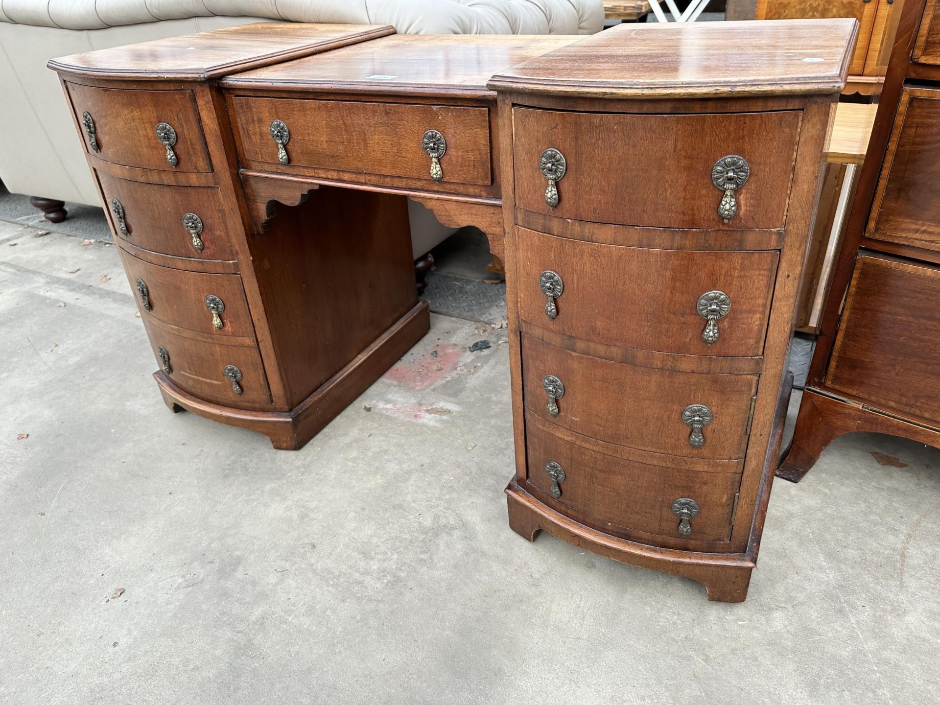 A MID 20TH CENTURY MAHOGANY KNEE-HOLE DESK/DRESSING TABLE, 43.5" WIDE - Image 3 of 3