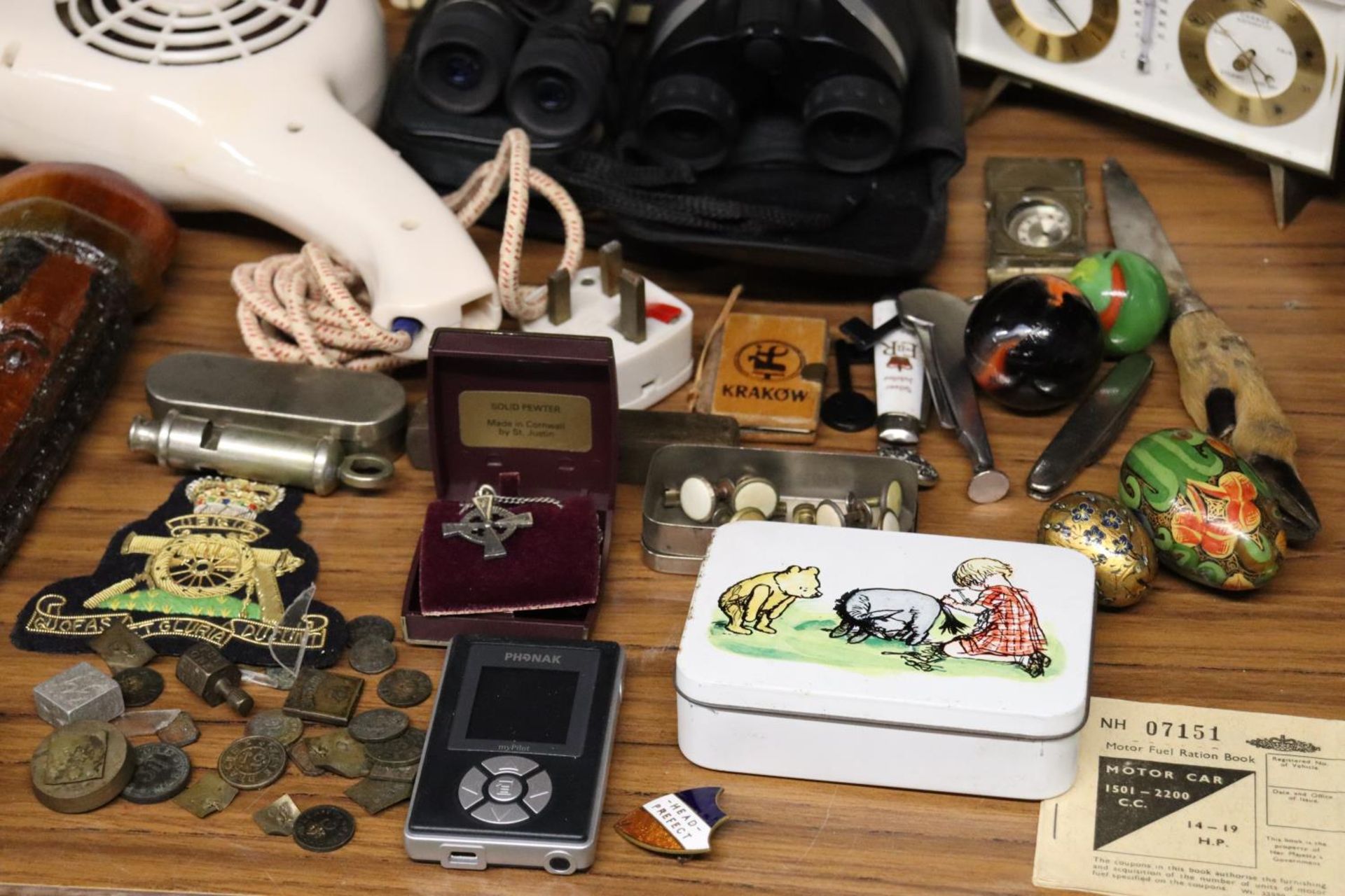 A MIXED LOT TO INCLUDE TWO PAIRS OF BINOCULARS, A RADIO CASSETTE PLAYER, ST JUSTIN PEWTER CROSS - Image 3 of 4