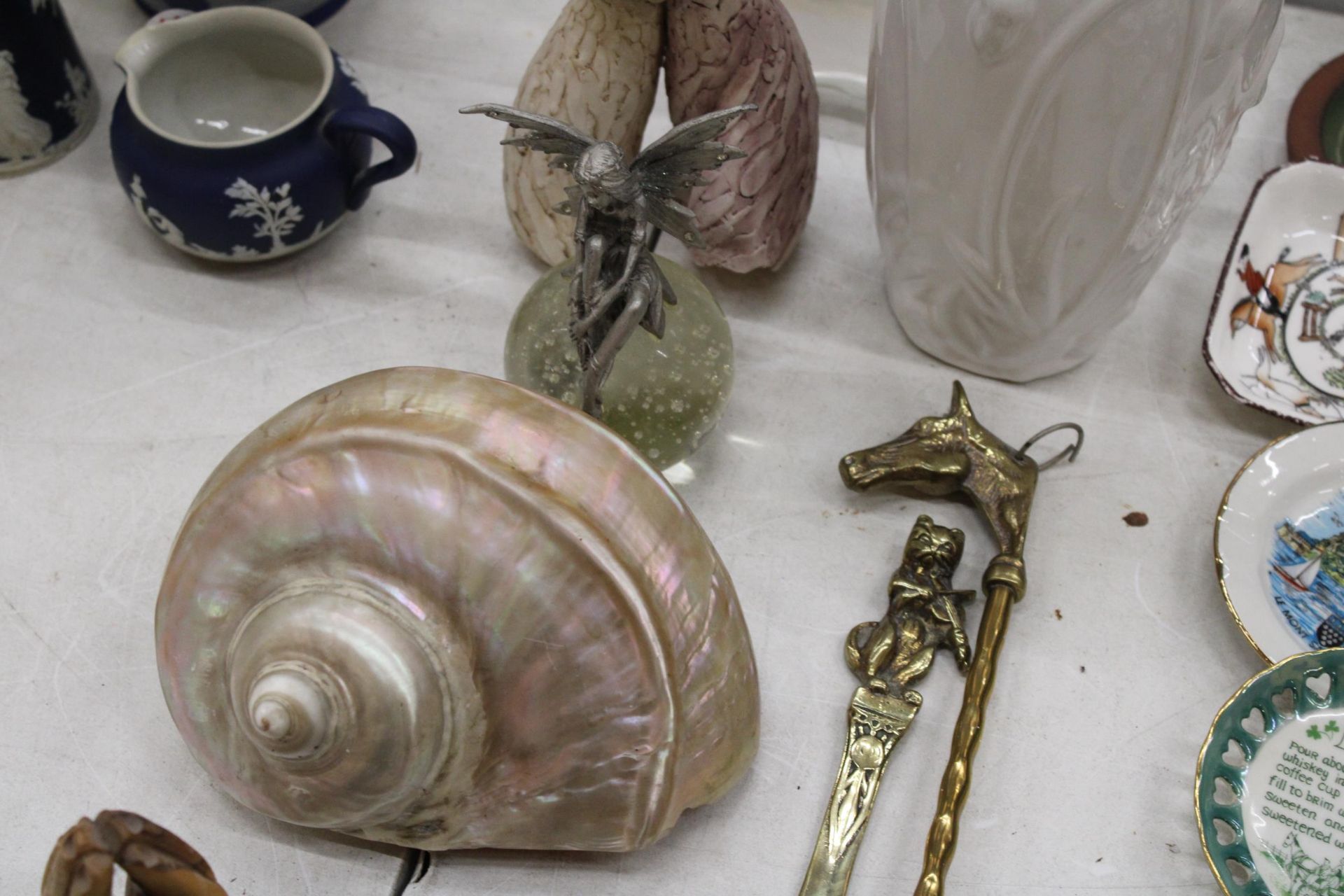 A MIXED LOT TO INCLUDE A LARGE IRIDESCENT SHELL, PRAYING HANDS, BRASSWARE, BOTTLE STOPPERS, FIGURES, - Image 3 of 5