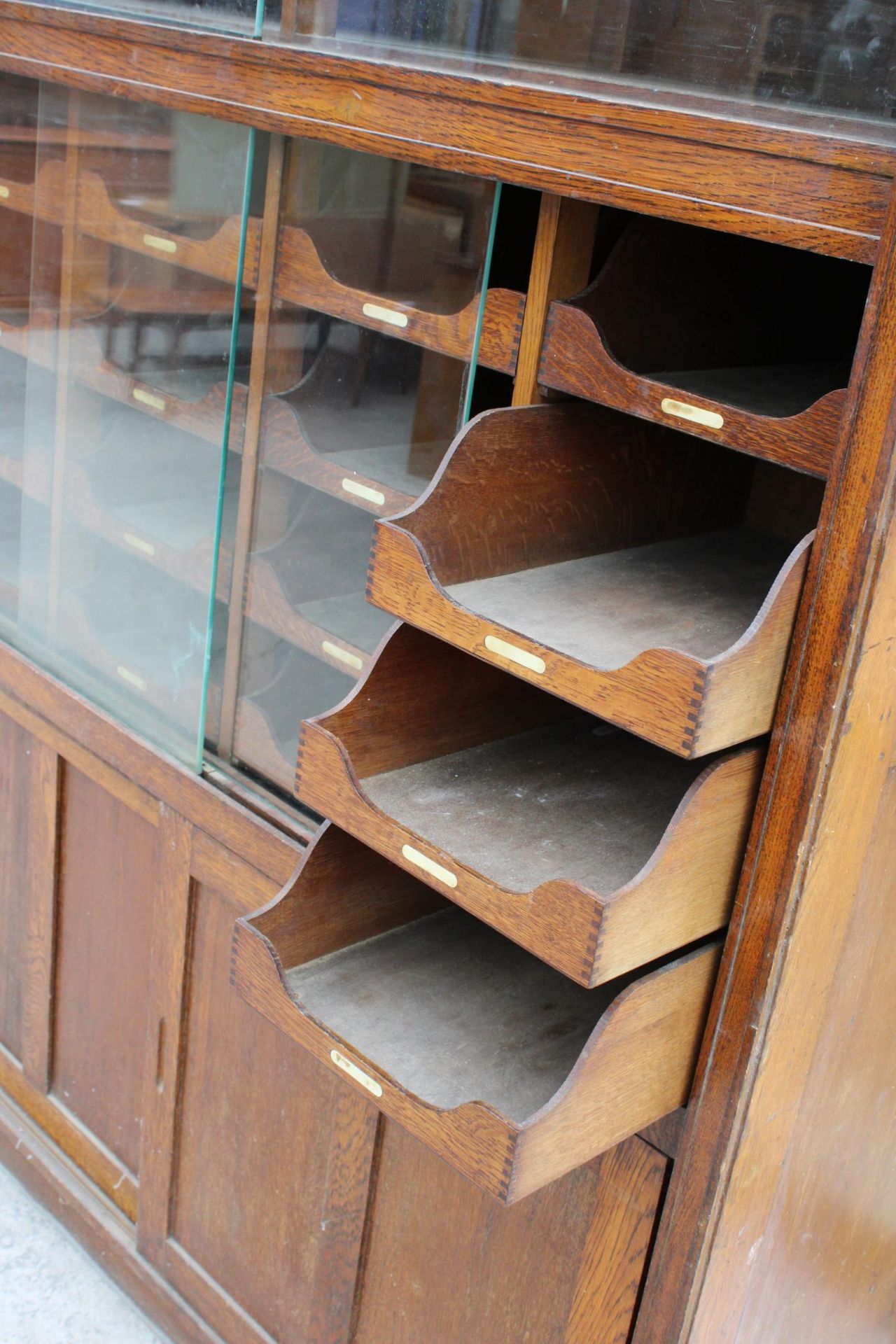 AN EARLY 20TH CENTURY OAK HABERDASHERY CABINET ENCLOSING 16 SLIDES, 4 SLIDING DOORS, 2 BEING GLASS - Bild 5 aus 9