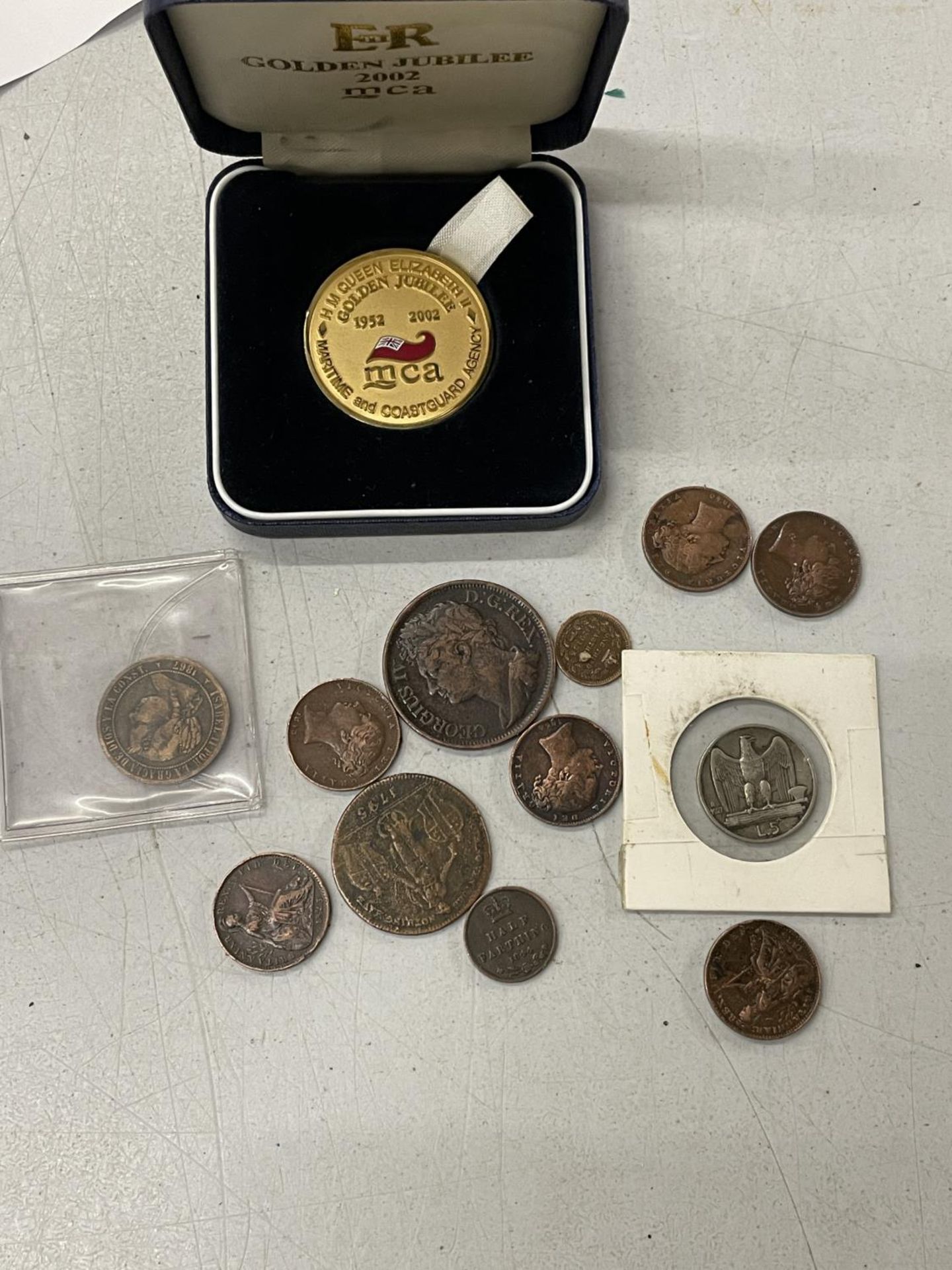 THRIETEEN VARIOUS COINS TO INCLUDE SIX FARTHINGS 1823 - 1854, AN 1844 HALF FARTHING, A 1913 THIRD