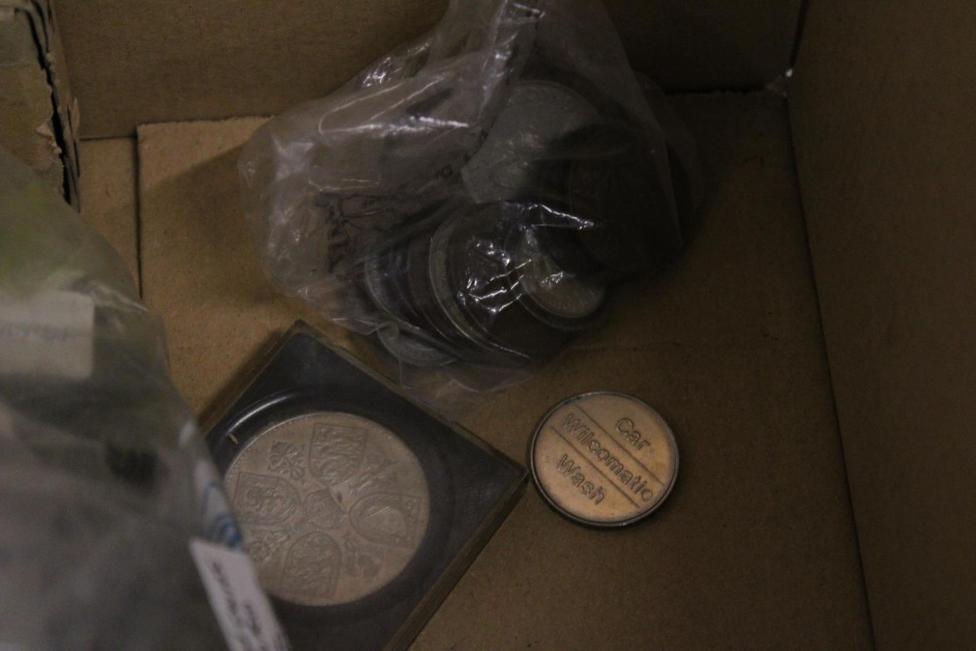 COINS , MIXED LOT IN CARTON TO INCLUDE QE11 CROWNS , IOM AND FOREIGN - Image 5 of 6