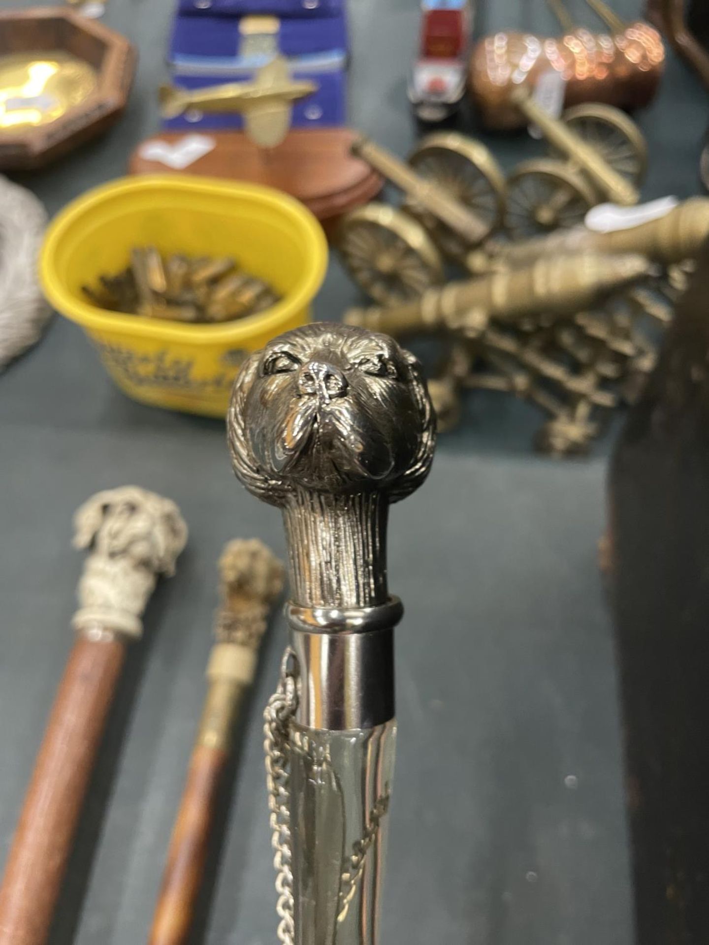 TWO CARVED DOG HEAD WALKING STICKS AND A WHITE METAL DOG HEAD SHOE HORN - Bild 3 aus 5