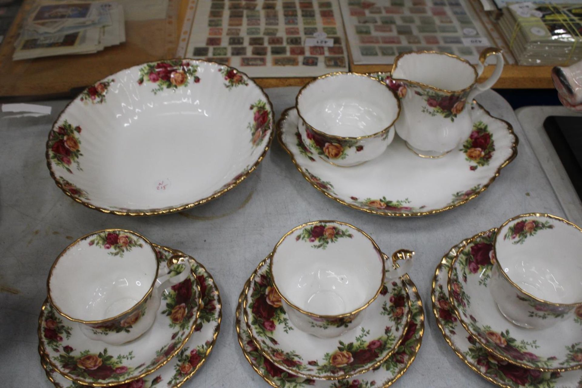 TWENTY TWO PIECES OF ROYAL ALBERT OLD COUNTRY ROSES TO INCLUDE TRIOS, CAKE PLATE, SUGAR, MILK AND - Bild 4 aus 5