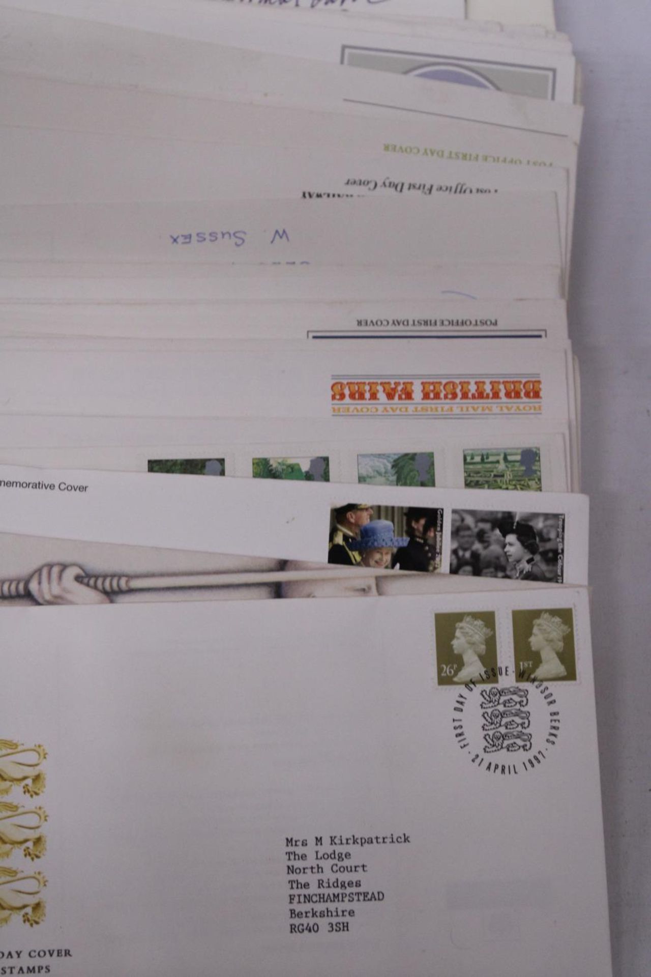 A COLLECTION OF FIRST DAY COVERS AND UNUSED COMMERMORATIVE STAMPS - Bild 2 aus 5