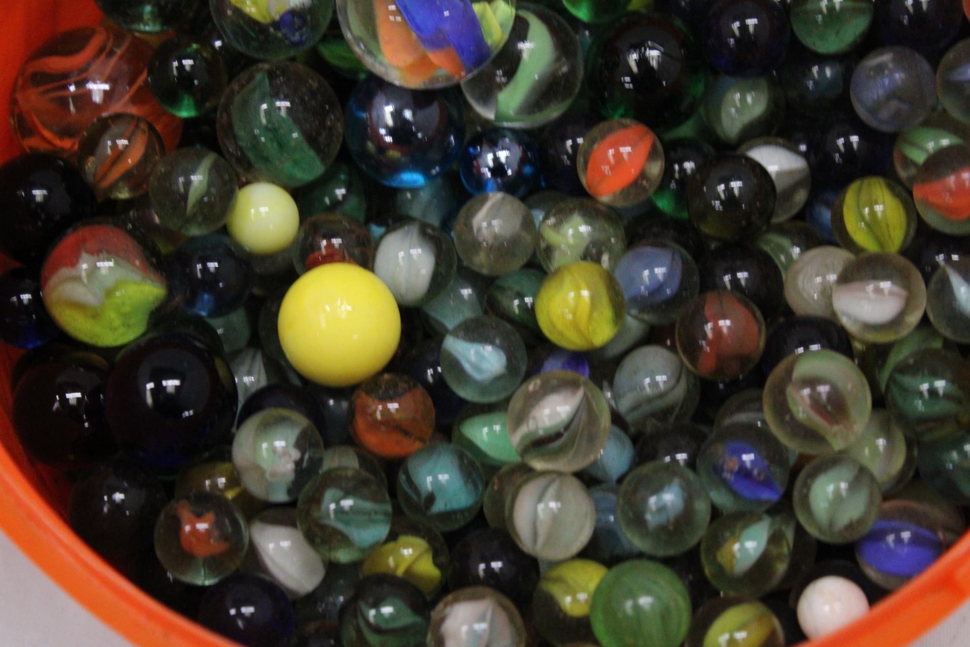 A LARGE COLLECTION OF VINTAGE MARBLES - Image 3 of 5
