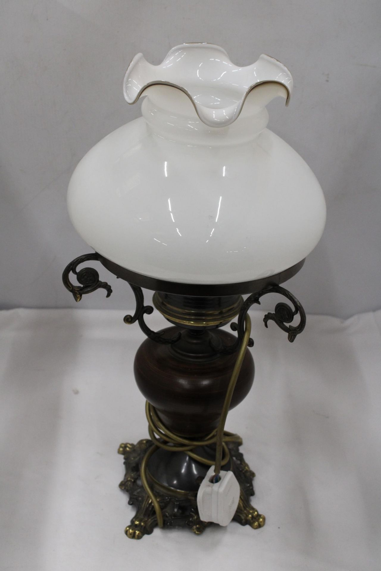 A VINTAGE STYLE TABLE LAMP IN THE STYLE OF AN OIL LAMP, WITH FLUTED GLASS SHADE, WOODEN MIDDLE AND